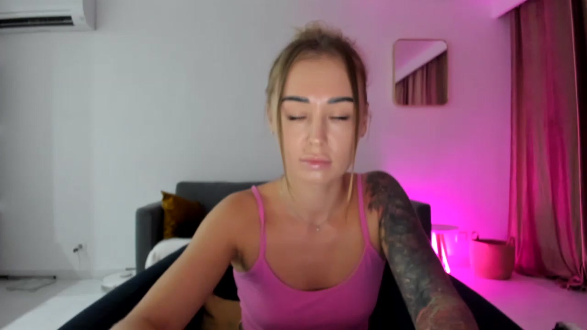 Gallery image thumbnail from AAA_Yas's myfreecams stream on, 07/03/2023, 20:21 image 13 of 20