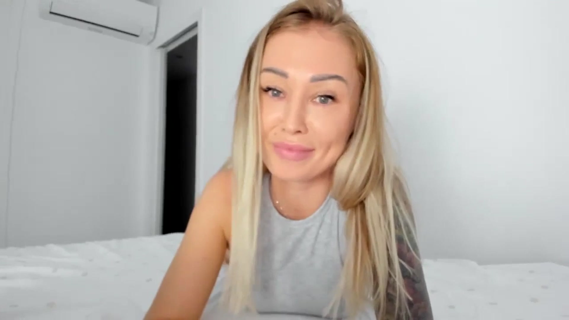 Gallery image thumbnail from AAA_Yas's myfreecams stream on, 10/17/2023, 23:06 image 7 of 20