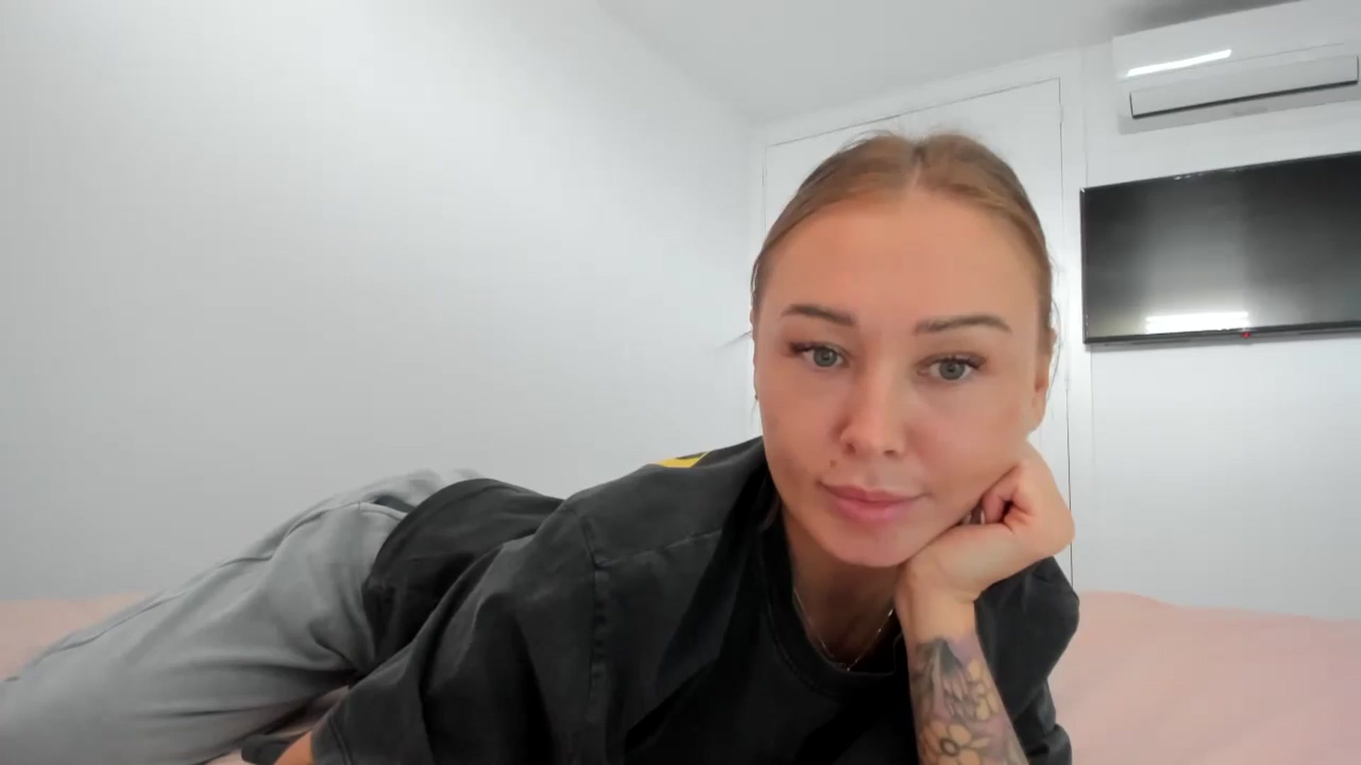 Gallery image thumbnail from AAA_Yas's myfreecams stream on, 05/02/2024, 16:46 image 6 of 20
