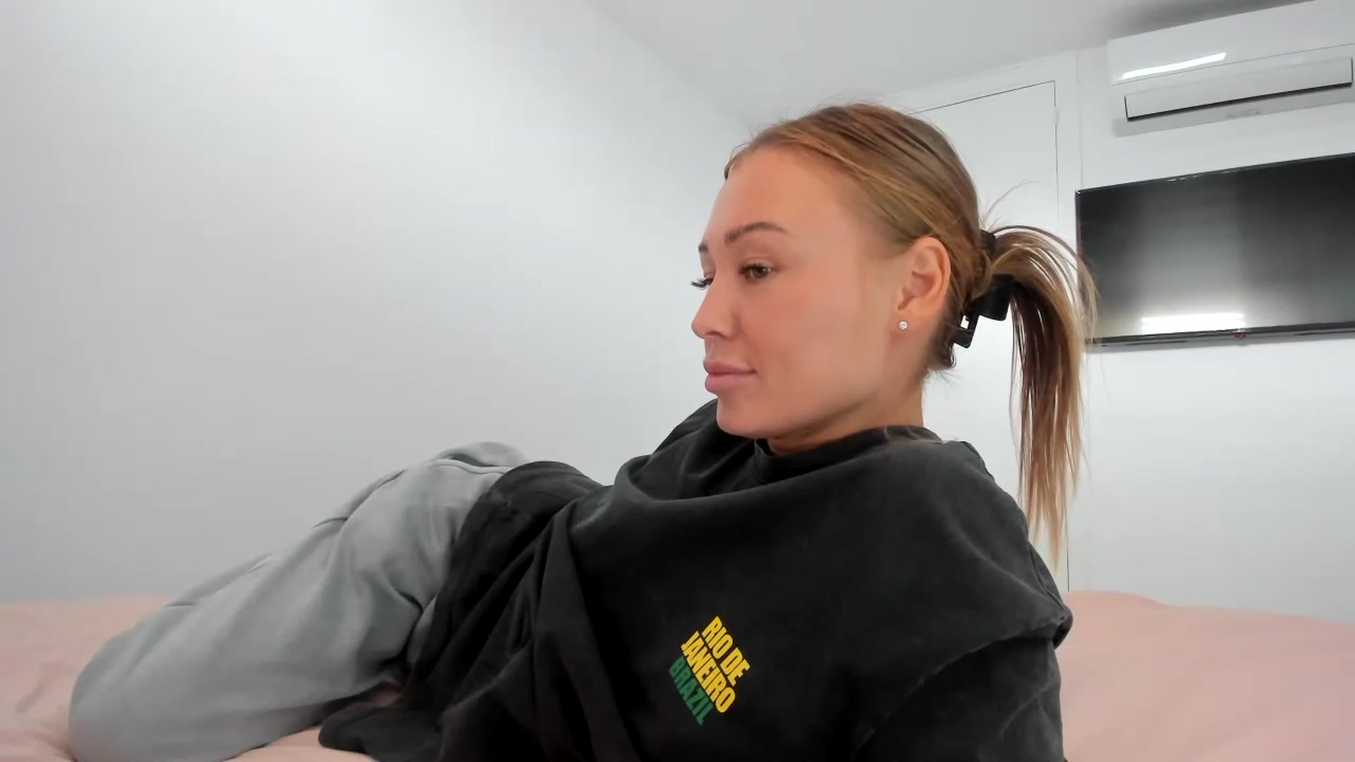 Gallery image thumbnail from AAA_Yas's myfreecams stream on, 05/02/2024, 16:46 image 14 of 20