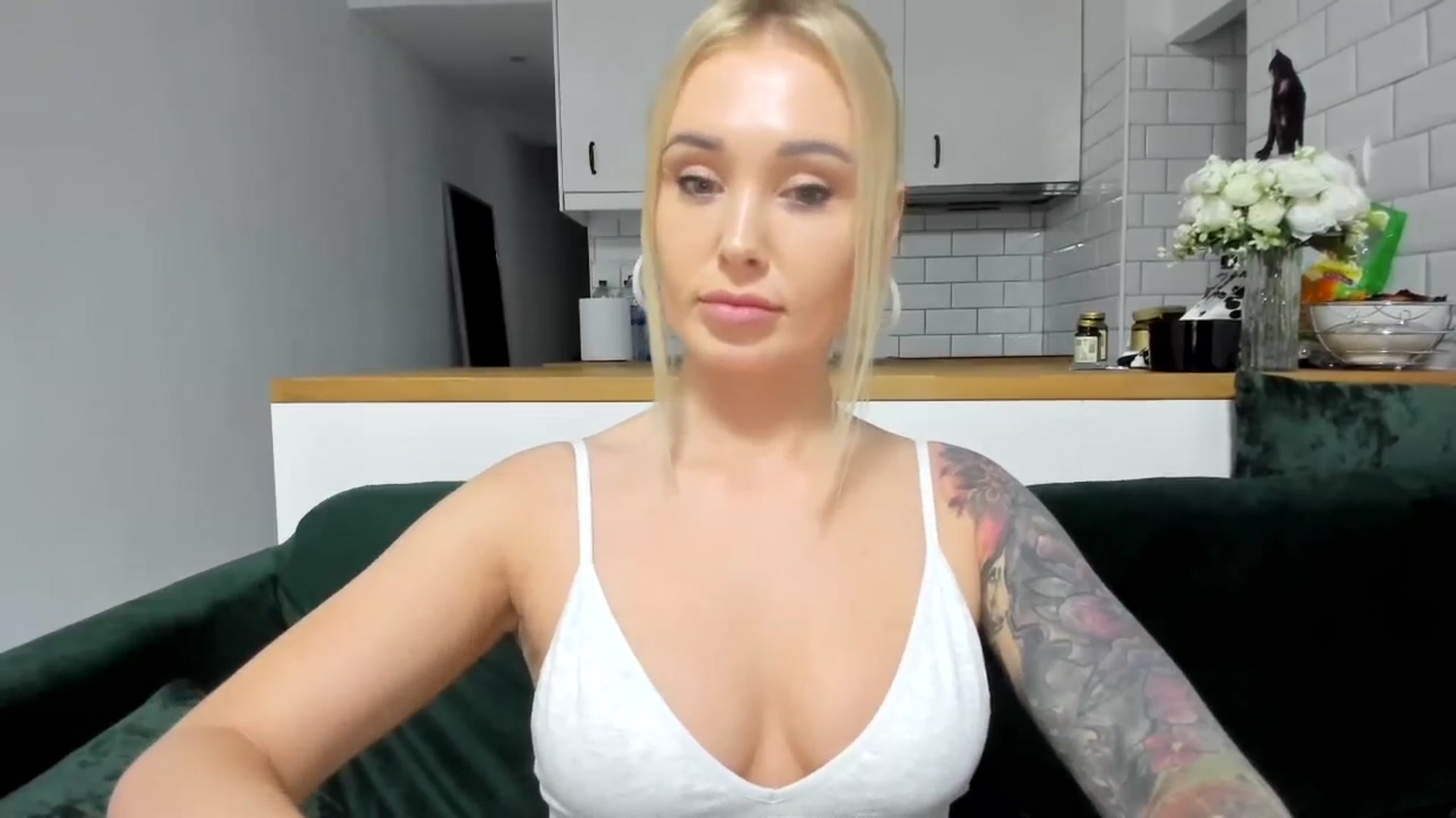 Gallery image thumbnail from AAA_Yas's myfreecams stream on, 04/04/2025, 18:50 image 6 of 20