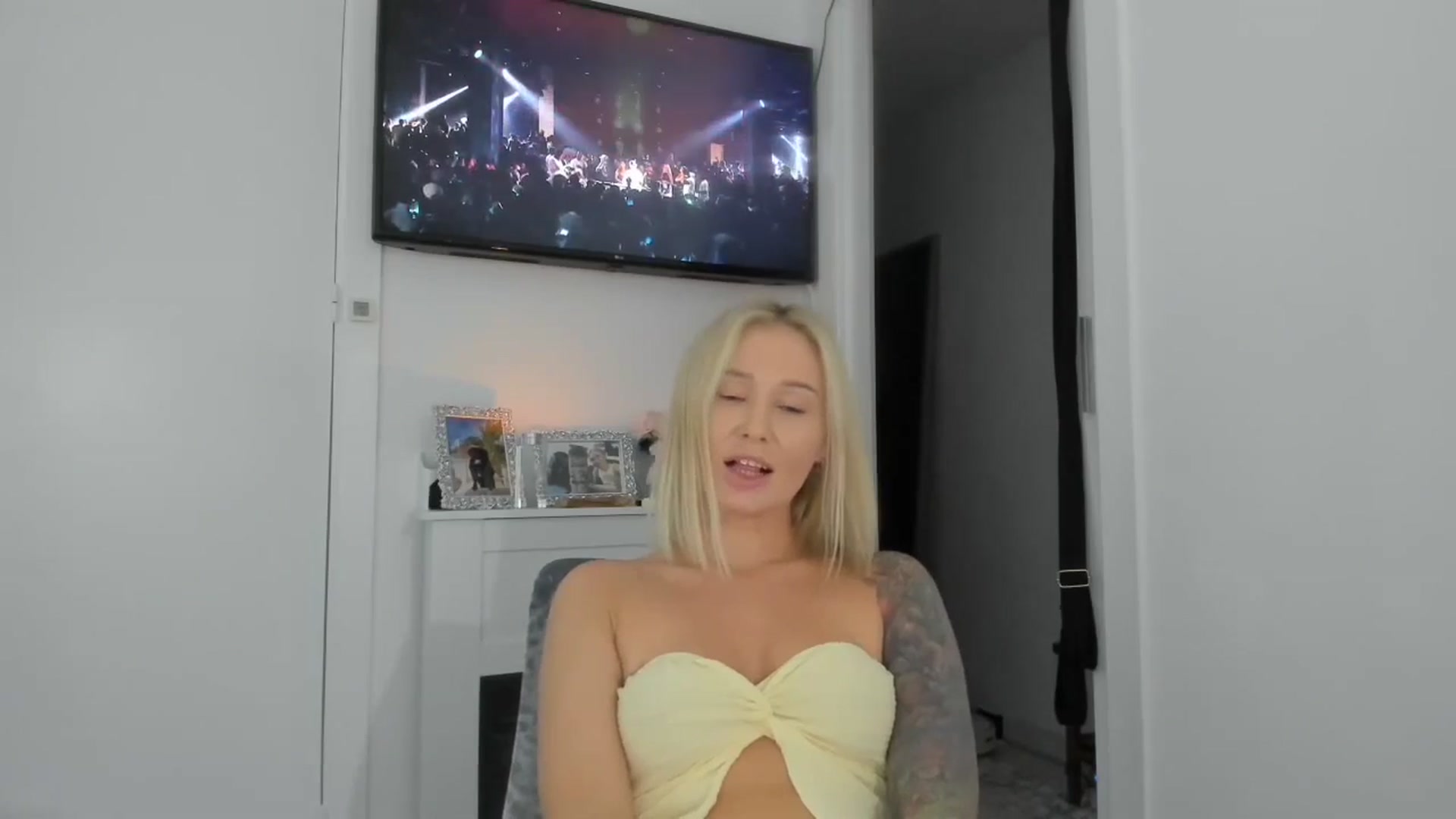 Gallery image thumbnail from AAA_Yas's myfreecams stream on, 06/19/2025, 20:34 image 18 of 20
