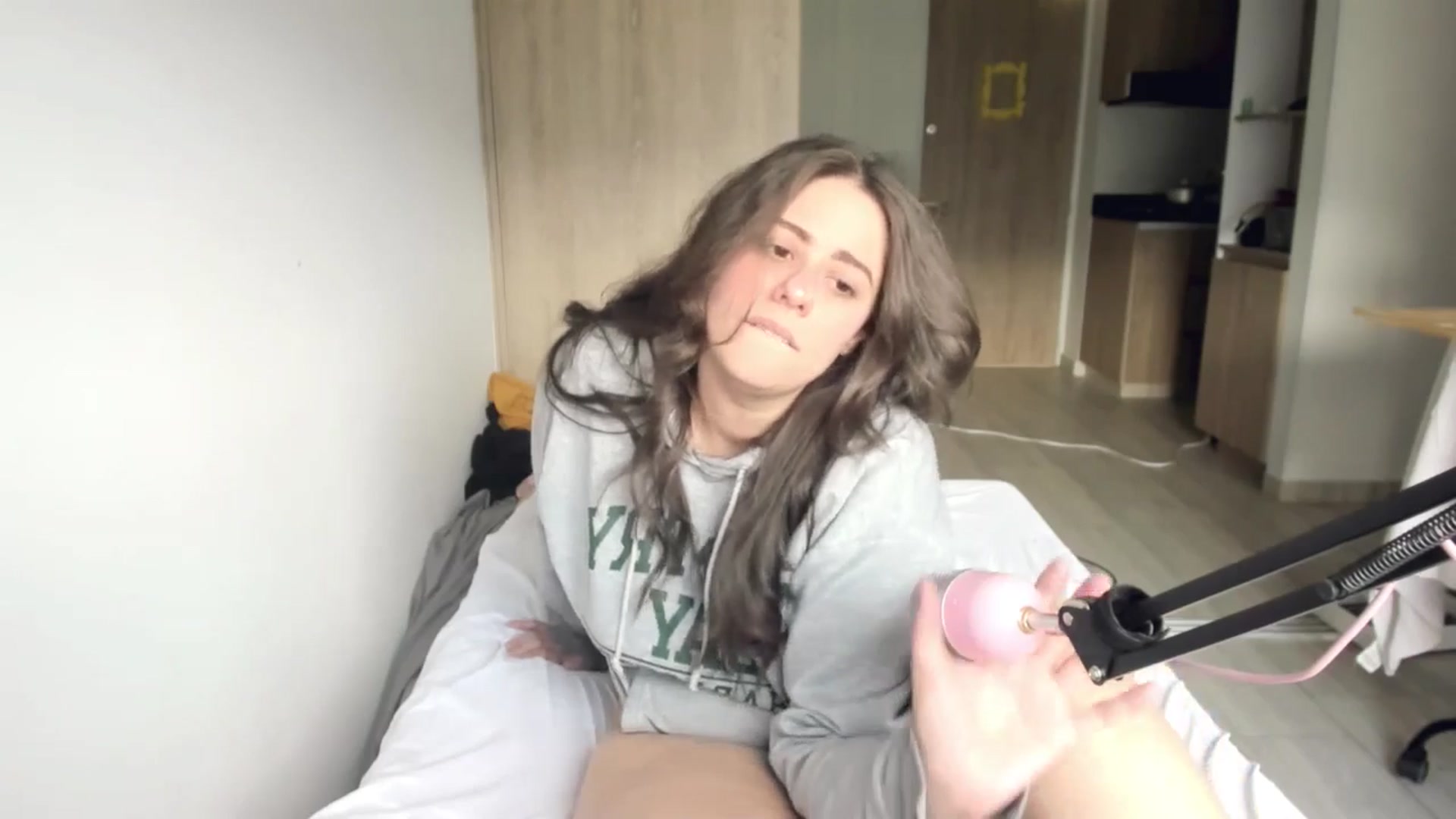Gallery image thumbnail from ABlackBee's myfreecams stream on, 04/29/2024, 21:41 image 15 of 20