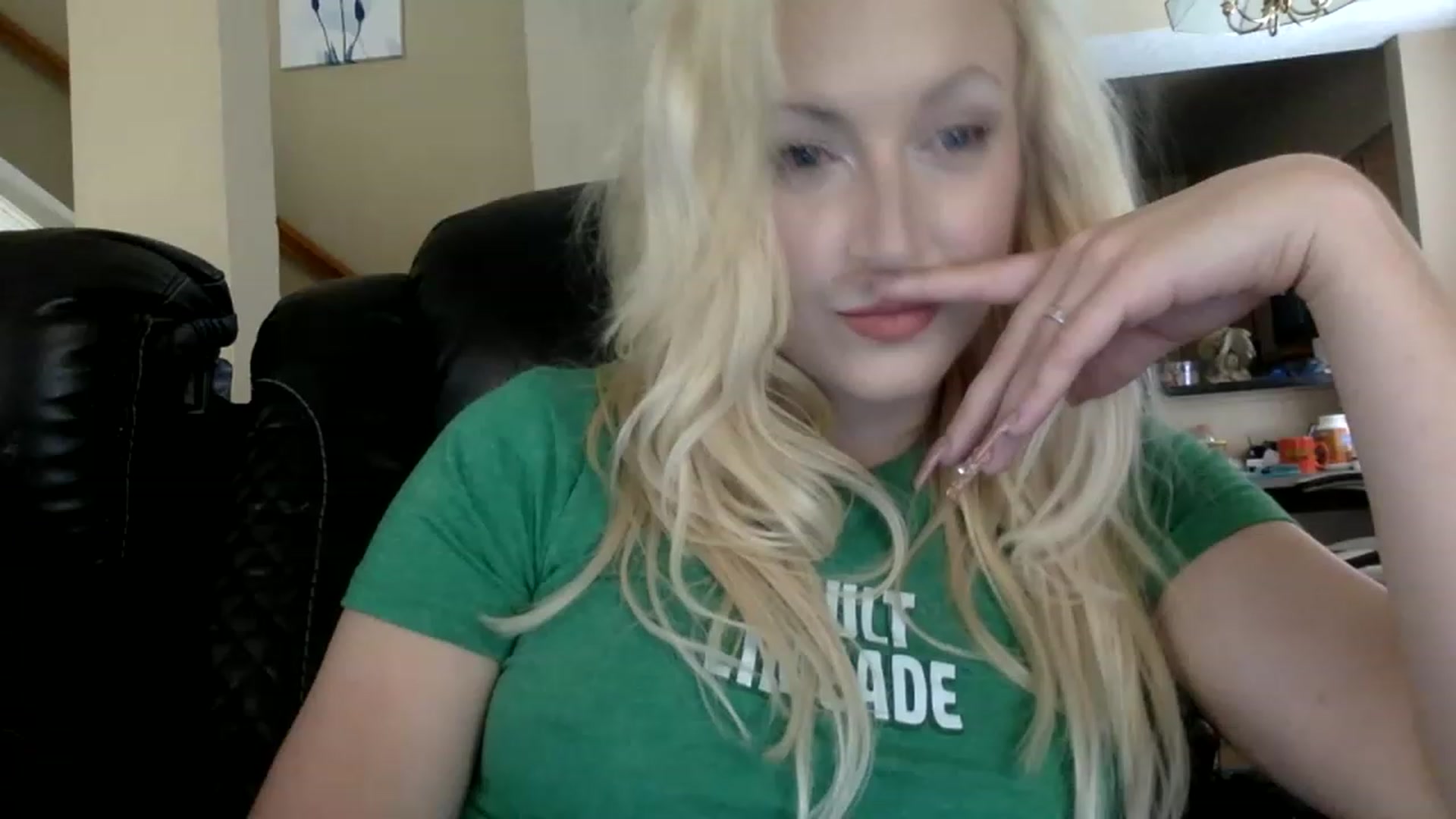 Gallery image thumbnail from AFoxBaby's myfreecams stream on, 08/11/2023, 19:08 image 4 of 20