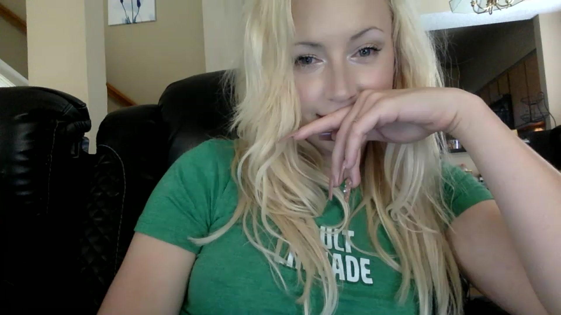 Gallery image thumbnail from AFoxBaby's myfreecams stream on, 08/11/2023, 19:08 image 3 of 20