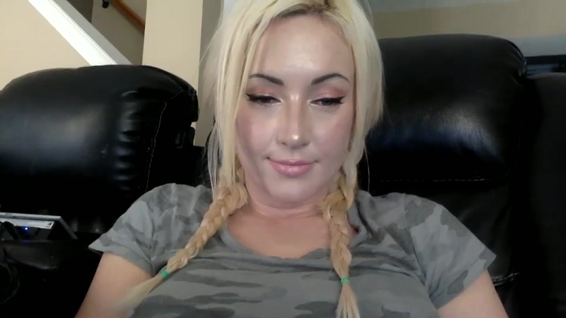 Gallery image thumbnail from AFoxBaby's myfreecams stream on, 08/15/2023, 20:29 image 10 of 20