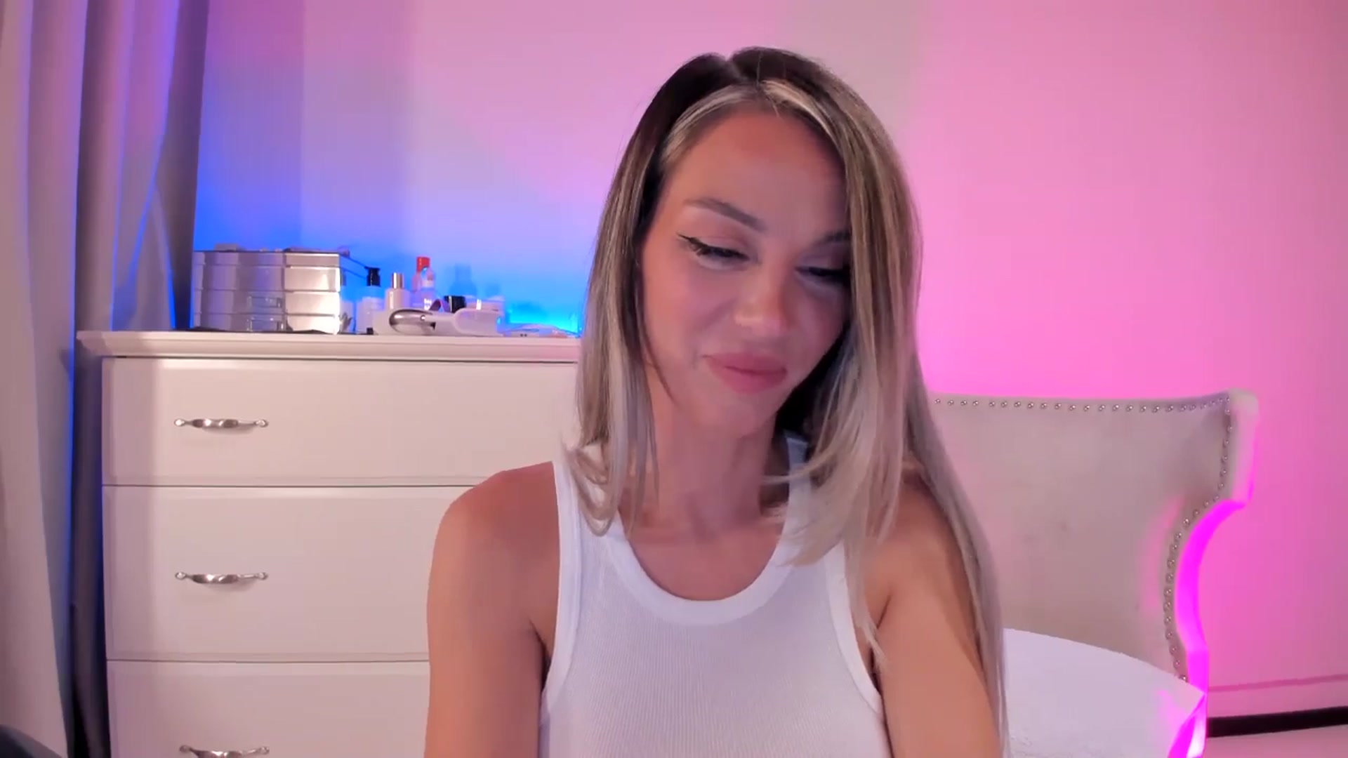 Gallery image thumbnail from ALLYsweet_'s myfreecams stream on, 06/06/2025, 23:38 image 19 of 20