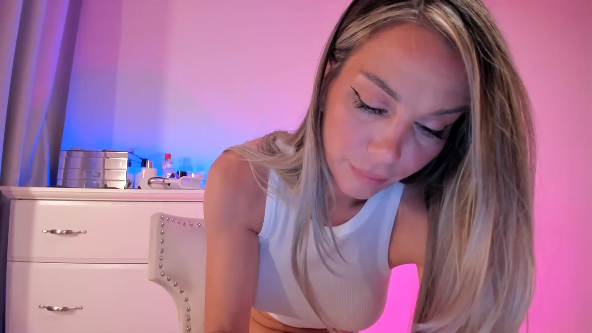 Gallery image thumbnail from ALLYsweet_'s myfreecams stream on, 06/07/2025, 24:11 image 10 of 20