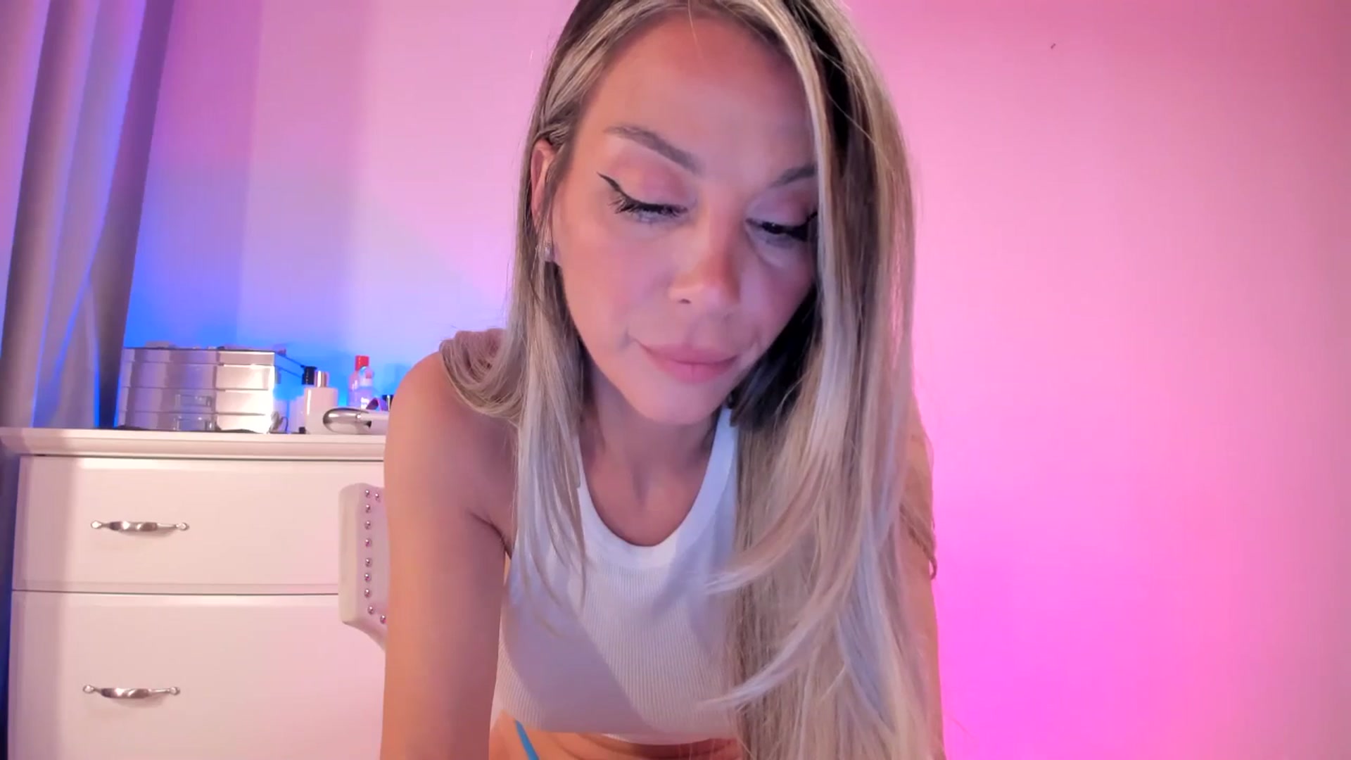 Gallery image thumbnail from ALLYsweet_'s myfreecams stream on, 06/07/2025, 24:11 image 7 of 20