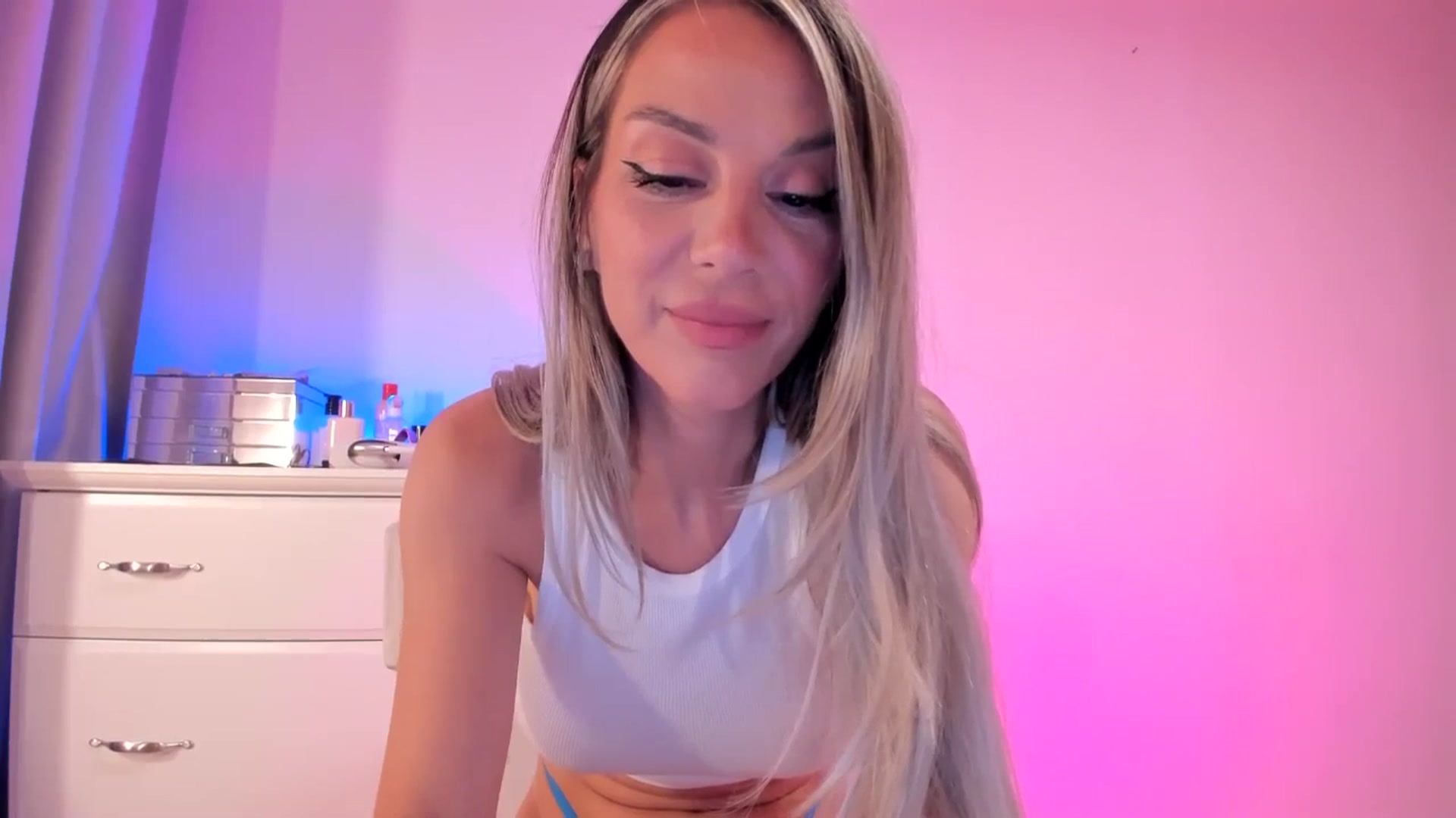 Gallery image thumbnail from ALLYsweet_'s myfreecams stream on, 06/07/2025, 24:11 image 6 of 20