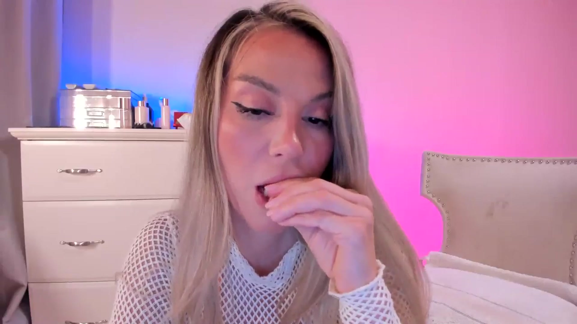 Gallery image thumbnail from ALLYsweet_'s myfreecams stream on, 06/16/2025, 23:18 image 11 of 20