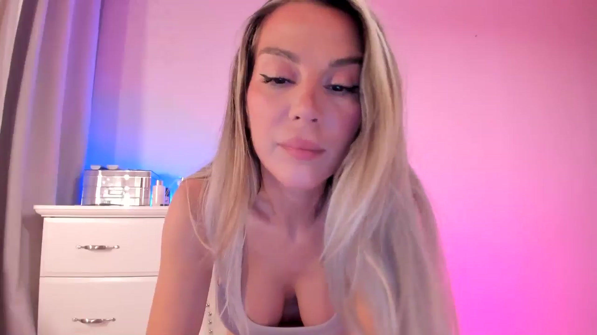 Gallery image thumbnail from ALLYsweet_'s myfreecams stream on, 06/18/2025, 24:46 image 12 of 20