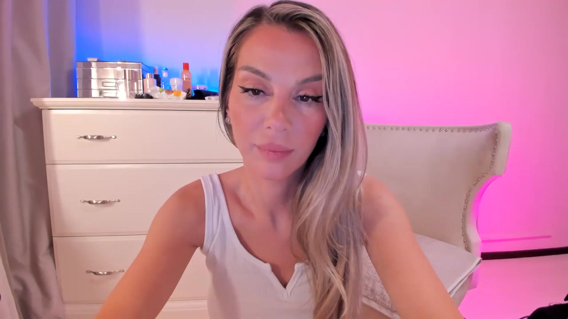 Gallery image thumbnail from ALLYsweet_'s myfreecams stream on, 06/20/2025, 23:09 image 11 of 20