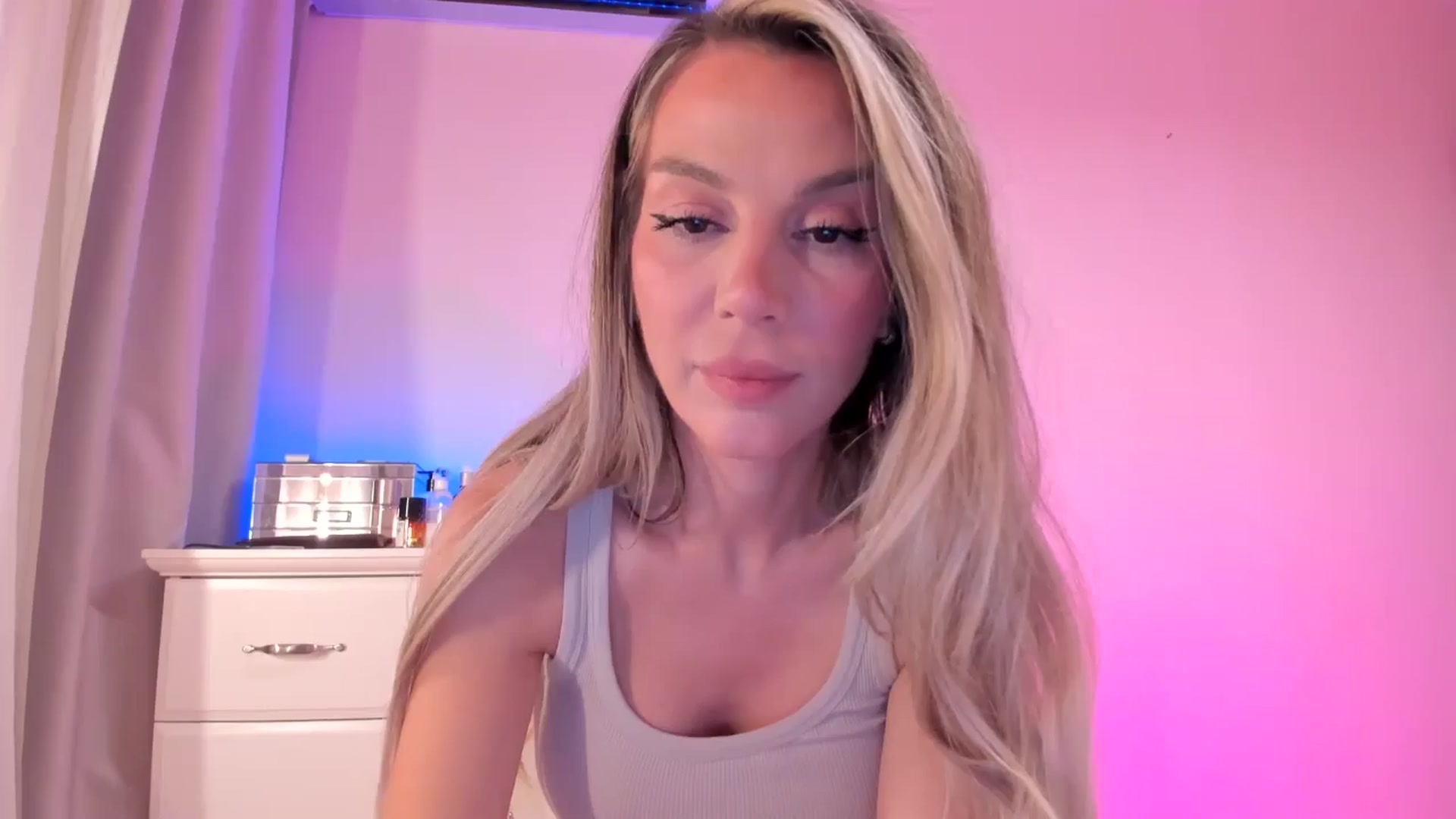 Gallery image thumbnail from ALLYsweet_'s myfreecams stream on, 06/22/2025, 22:05 image 4 of 20
