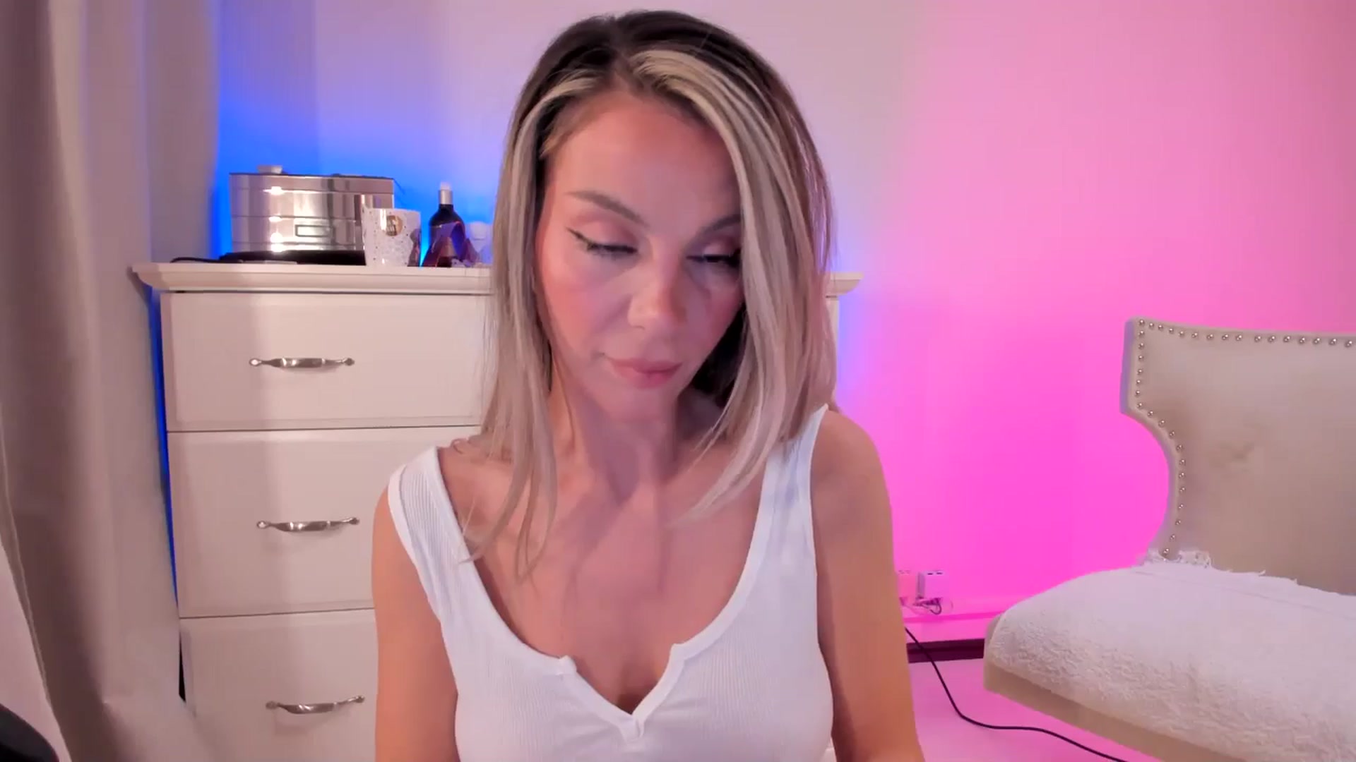Gallery image thumbnail from ALLYsweet_'s myfreecams stream on, 06/22/2025, 23:04 image 17 of 20