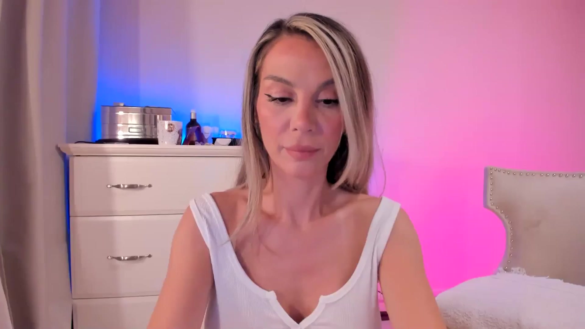 Gallery image thumbnail from ALLYsweet_'s myfreecams stream on, 06/22/2025, 23:04 image 15 of 20