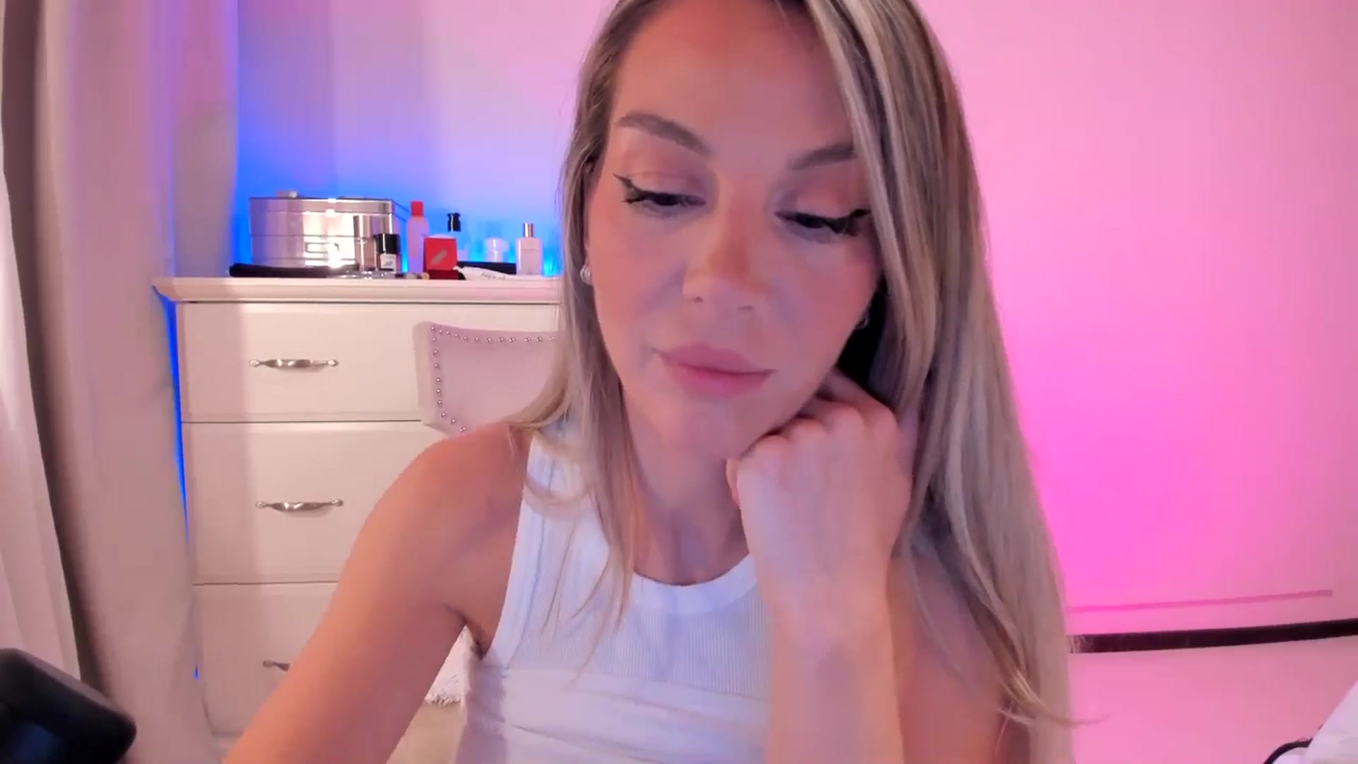 Gallery image thumbnail from ALLYsweet_'s myfreecams stream on, 06/25/2025, 23:36 image 2 of 20