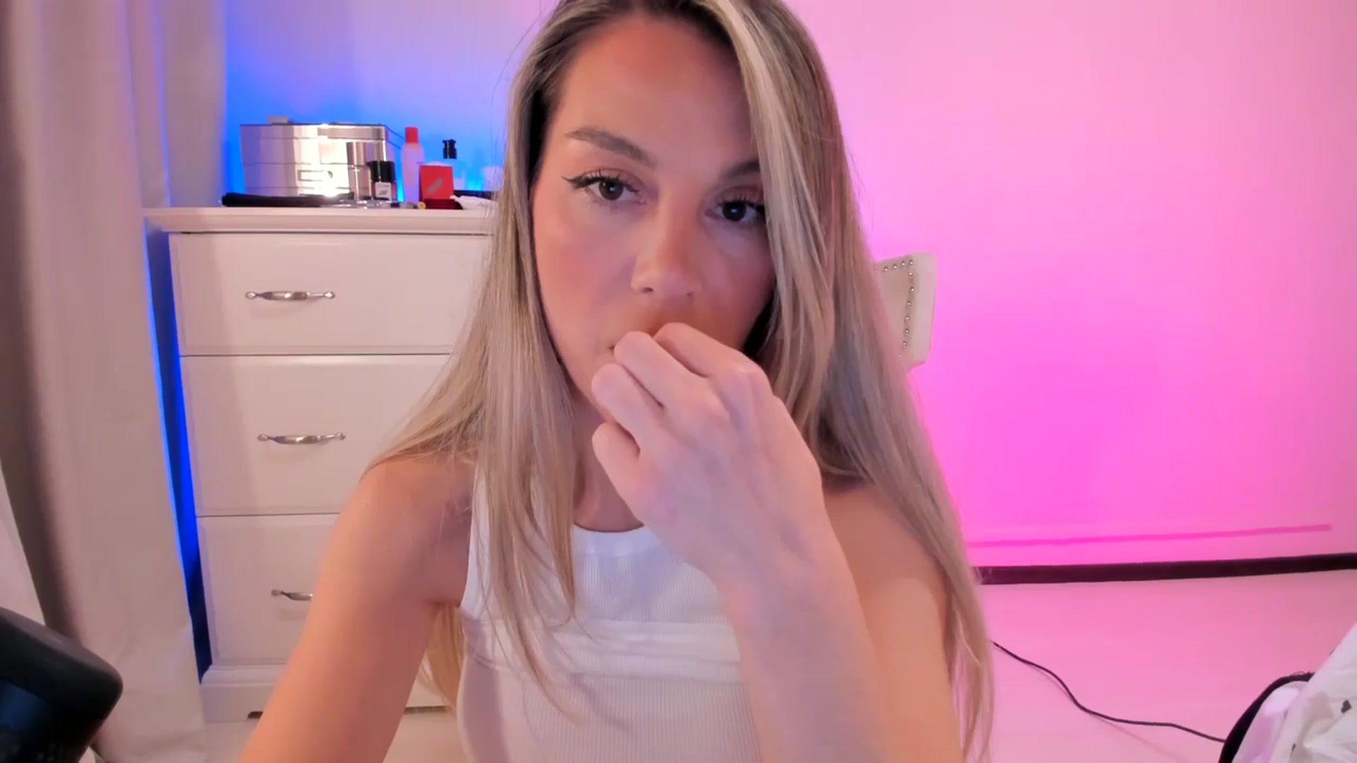 Gallery image thumbnail from ALLYsweet_'s myfreecams stream on, 06/25/2025, 23:36 image 15 of 20