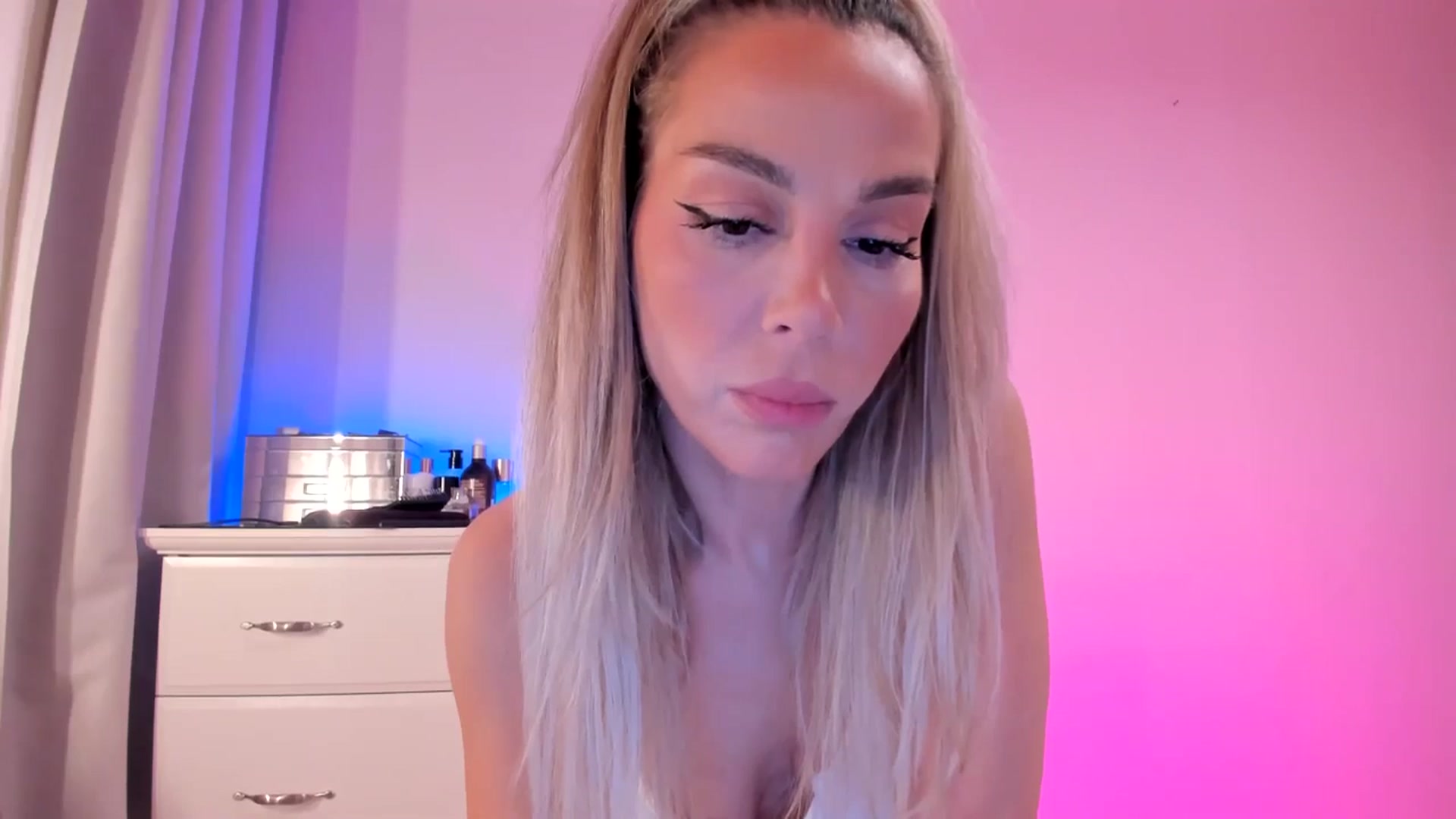 Gallery image thumbnail from ALLYsweet_'s myfreecams stream on, 07/05/2025, 22:02 image 18 of 20