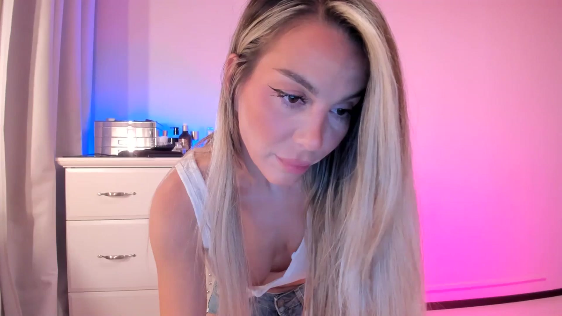 Gallery image thumbnail from ALLYsweet_'s myfreecams stream on, 07/05/2025, 22:02 image 11 of 20