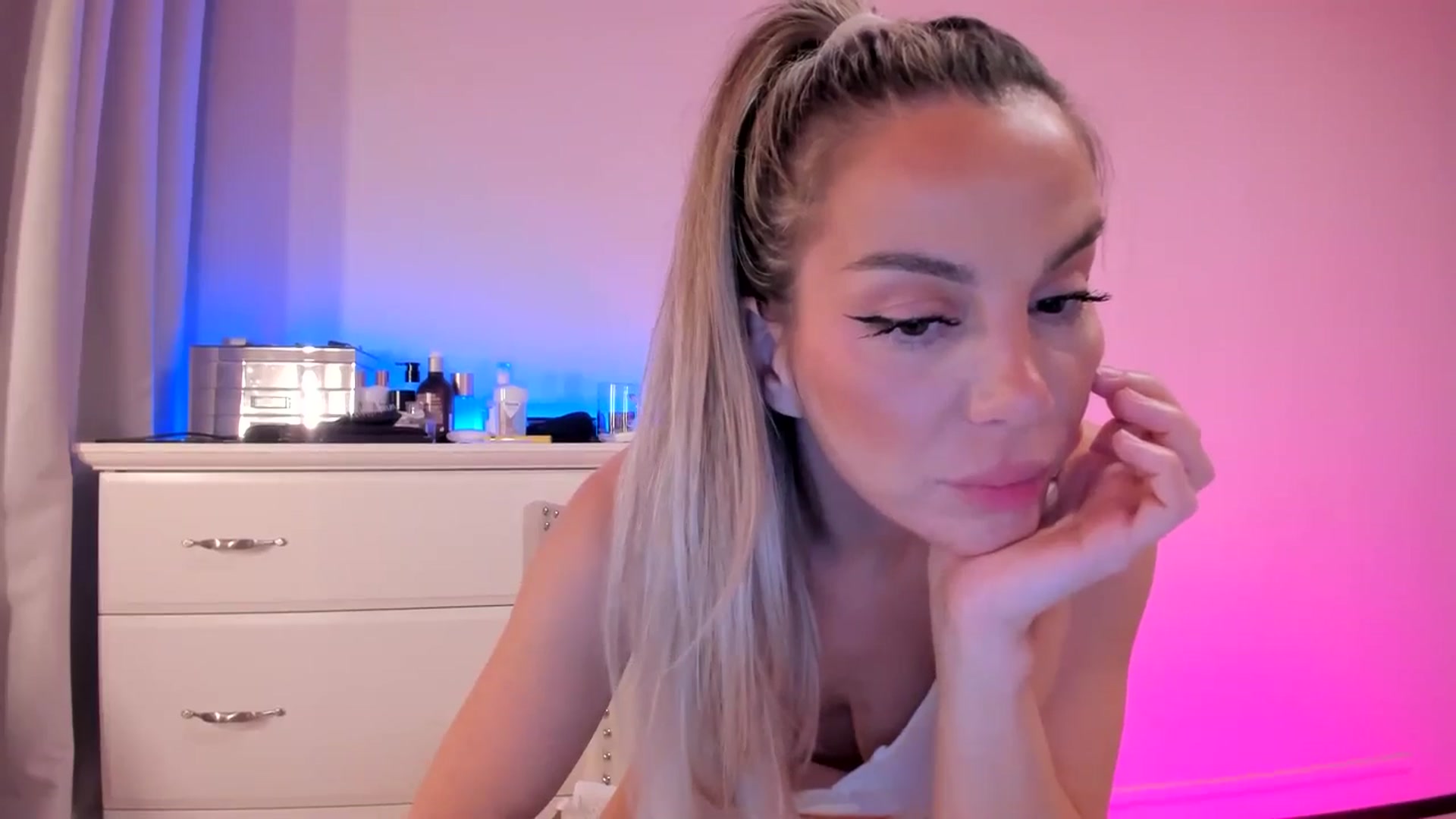Gallery image thumbnail from ALLYsweet_'s myfreecams stream on, 07/06/2025, 24:07 image 15 of 20