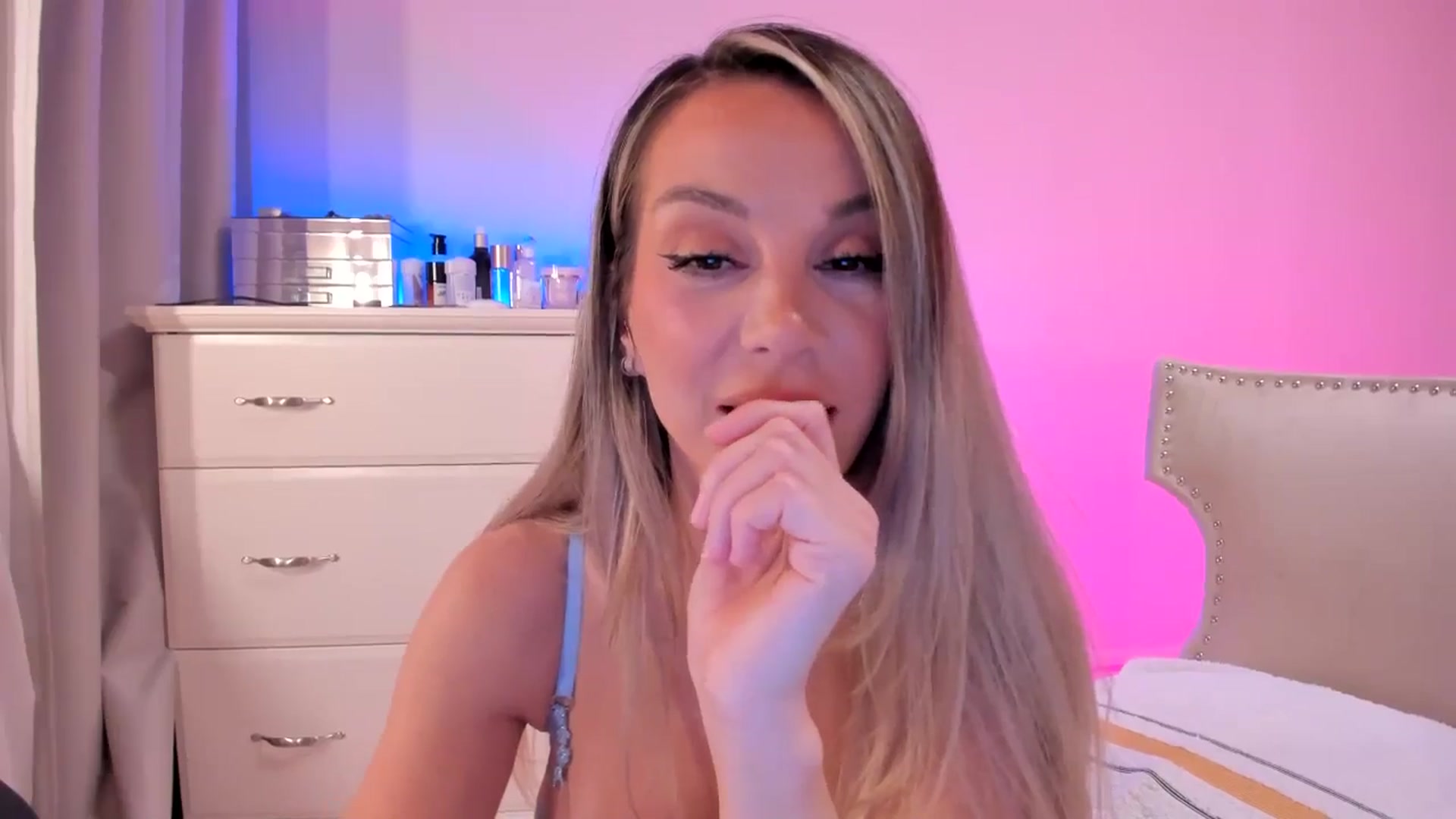 Gallery image thumbnail from ALLYsweet_'s myfreecams stream on, 07/11/2025, 22:17 image 10 of 20