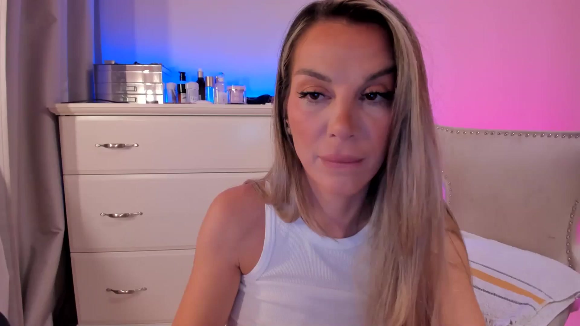 Gallery image thumbnail from ALLYsweet_'s myfreecams stream on, 07/11/2025, 23:28 image 1 of 20
