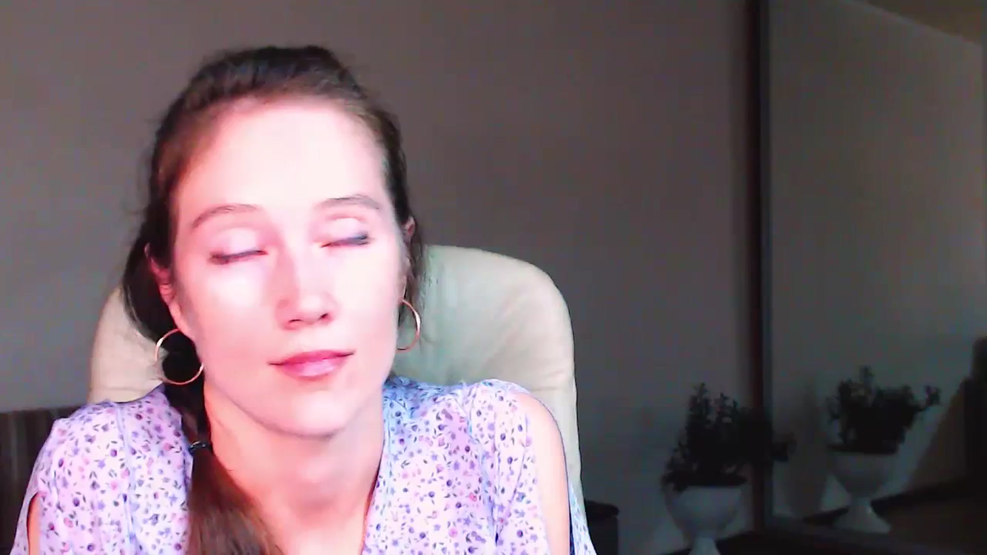 Gallery image thumbnail from ALYONKA__'s myfreecams stream on, 07/01/2023, 21:31 image 6 of 20