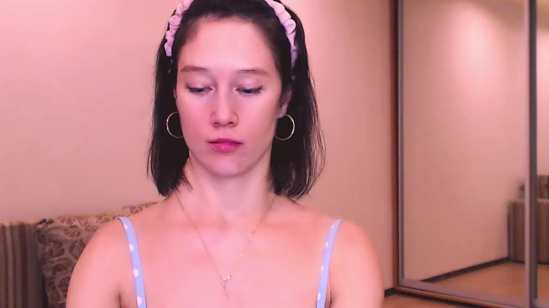 Gallery image thumbnail from ALYONKA__'s myfreecams stream on, 07/06/2024, 22:31 image 10 of 20