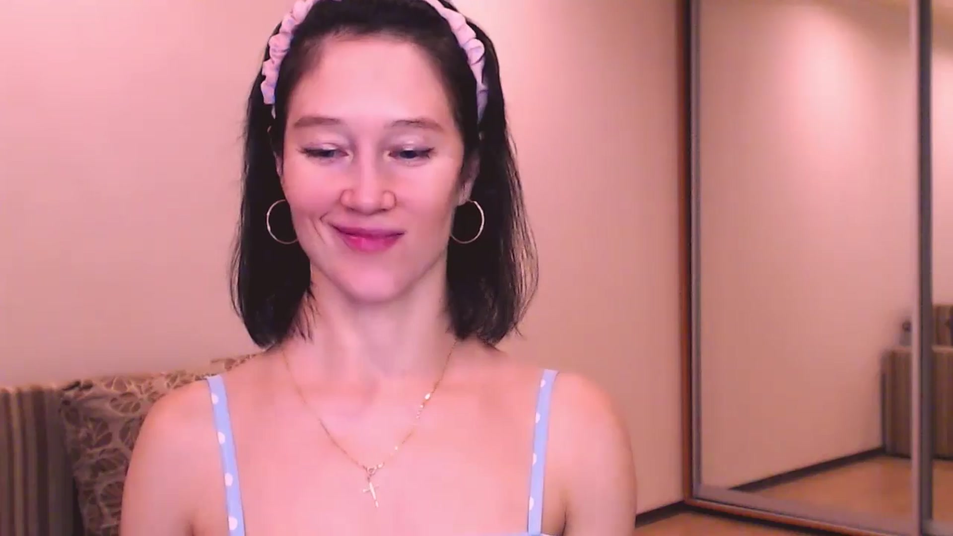 Gallery image thumbnail from ALYONKA__'s myfreecams stream on, 07/06/2024, 22:31 image 16 of 20