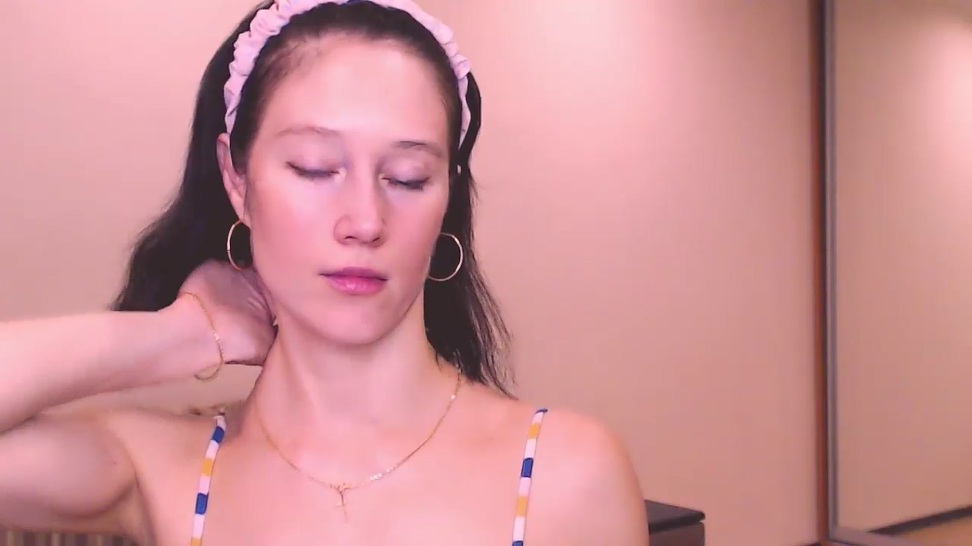 Gallery image thumbnail from ALYONKA__'s myfreecams stream on, 07/20/2024, 22:07 image 2 of 20