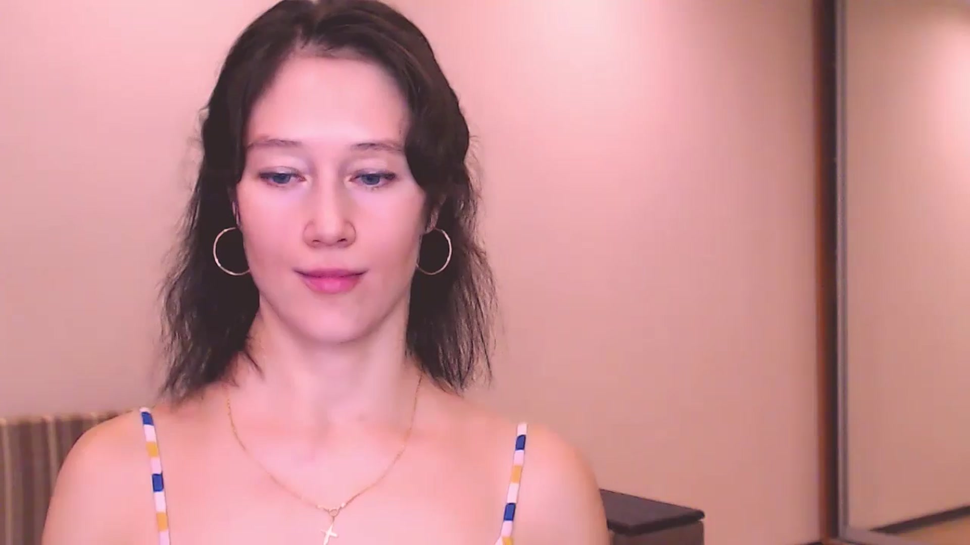Gallery image thumbnail from ALYONKA__'s myfreecams stream on, 08/04/2024, 24:43 image 17 of 20