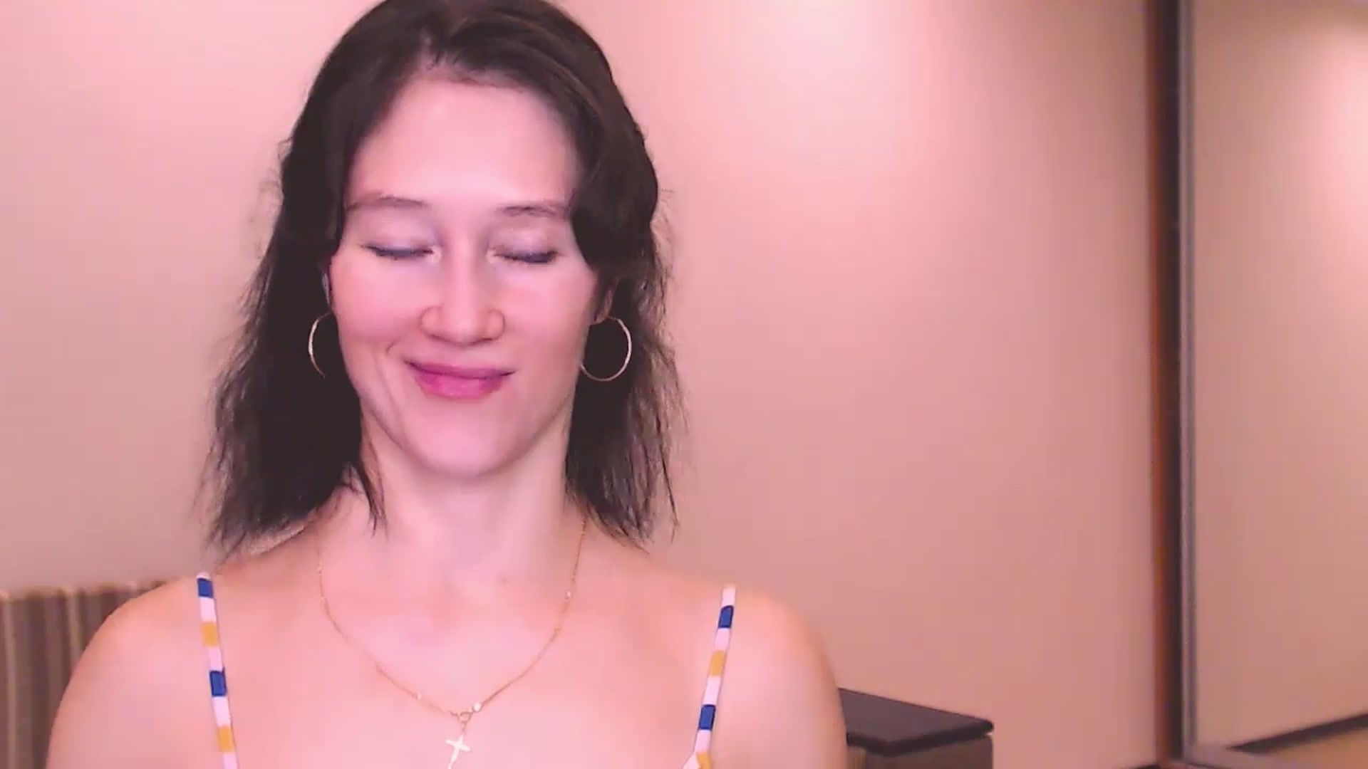 Gallery image thumbnail from ALYONKA__'s myfreecams stream on, 08/04/2024, 24:43 image 18 of 20