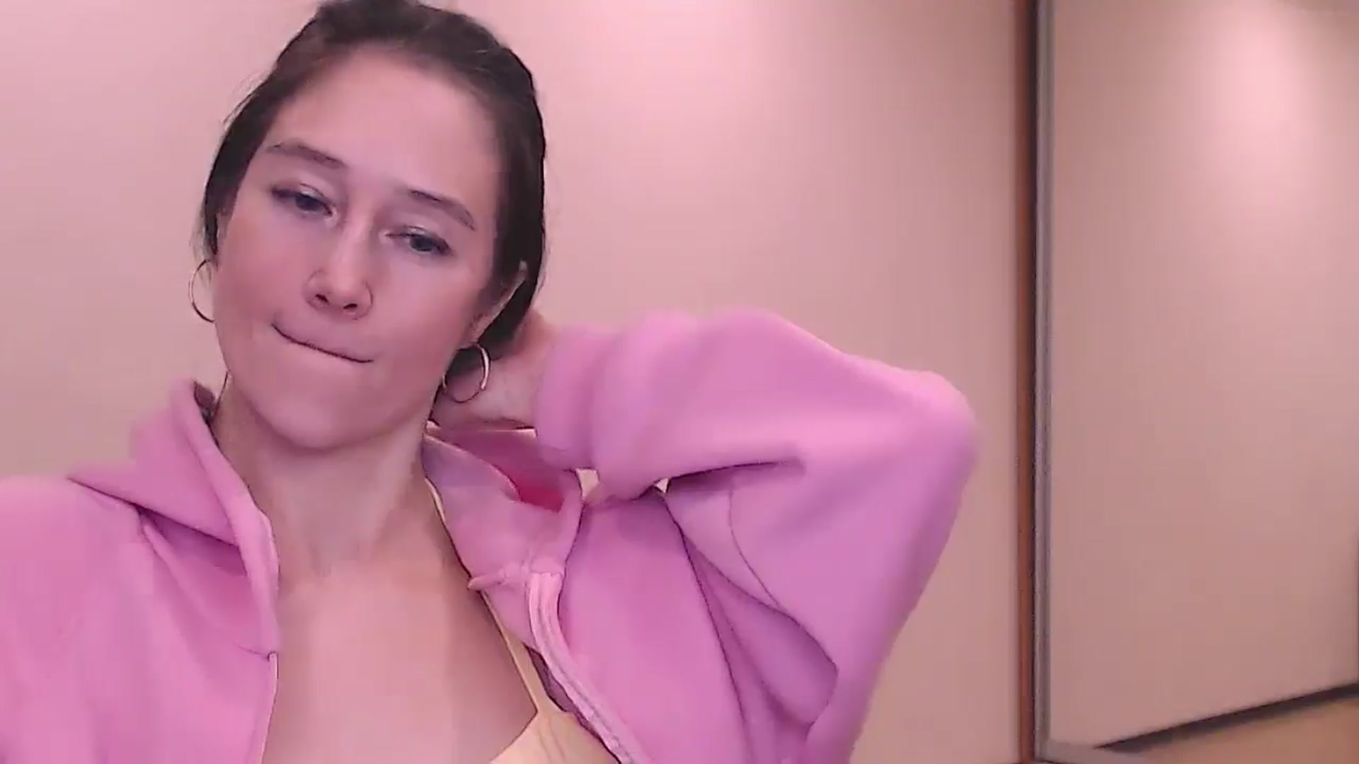 Gallery image thumbnail from ALYONKA__'s myfreecams stream on, 10/04/2025, 22:22 image 10 of 20