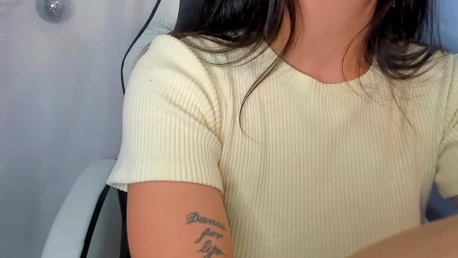 Gallery image thumbnail from AMBERTAYLOR_'s myfreecams stream on, 11/17/2022, 16:35 image 13 of 20