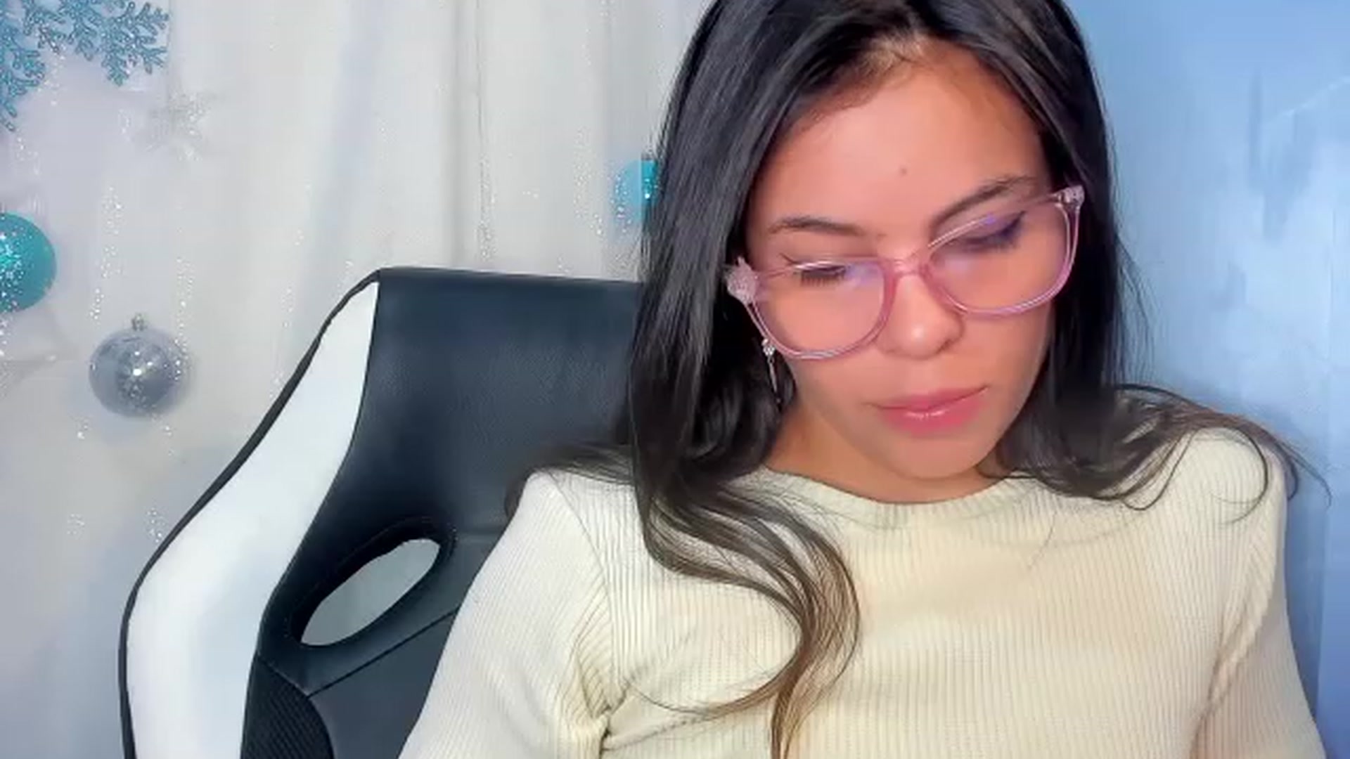Gallery image thumbnail from AMBERTAYLOR_'s myfreecams stream on, 11/17/2022, 16:35 image 17 of 20