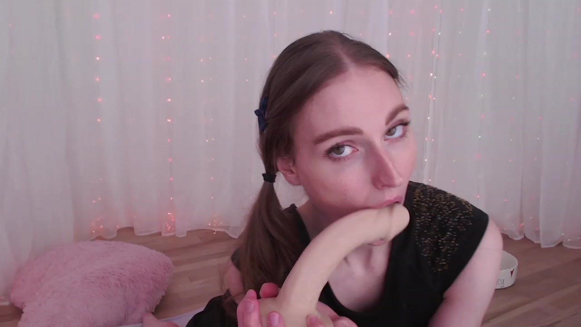 Gallery image thumbnail from ANGELinHEAT's myfreecams stream on, 12/15/2023, 05:29 image 4 of 20
