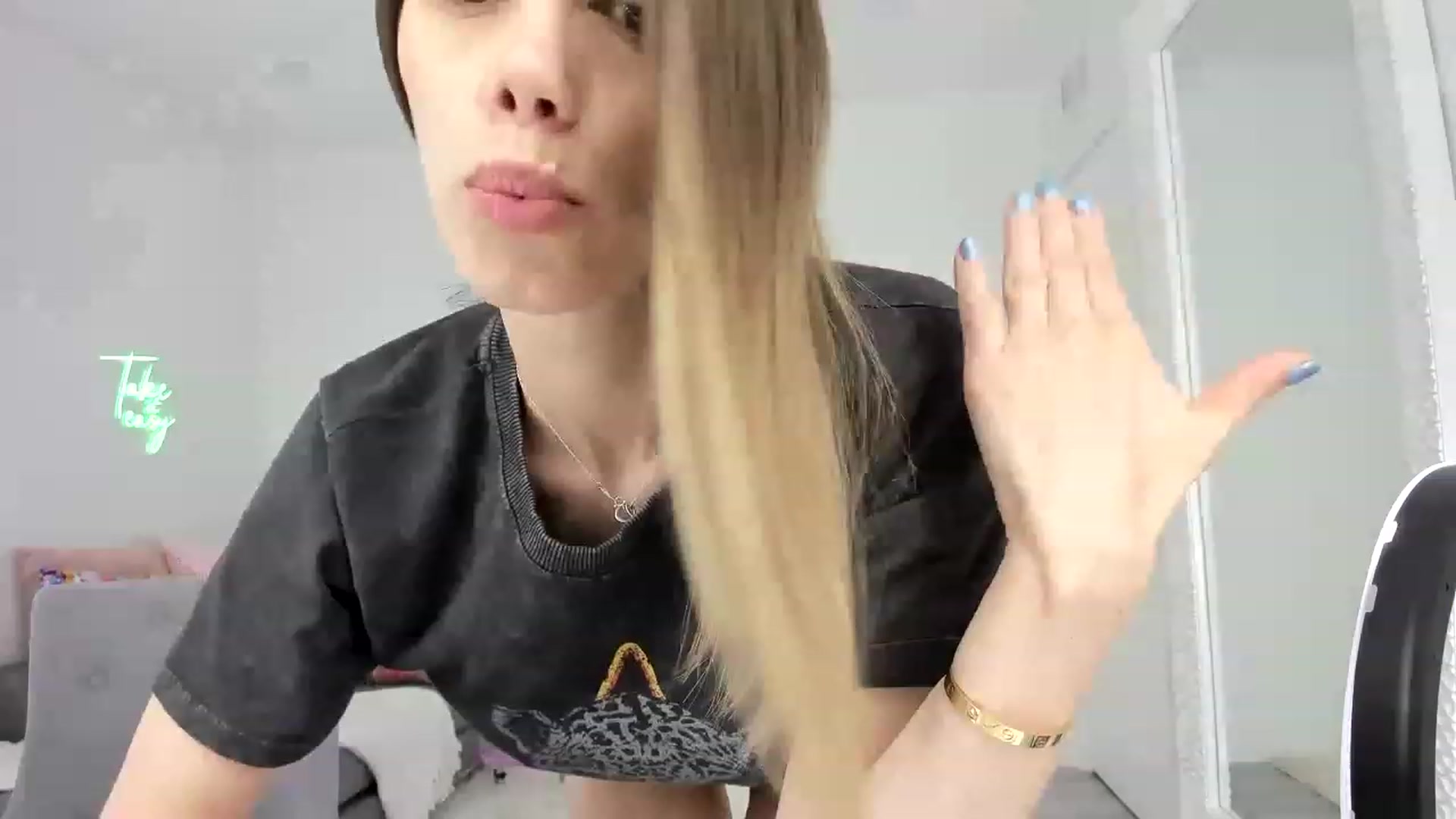 Gallery image thumbnail from APRILX_LOVE's myfreecams stream on, 02/28/2023, 19:18 image 3 of 20