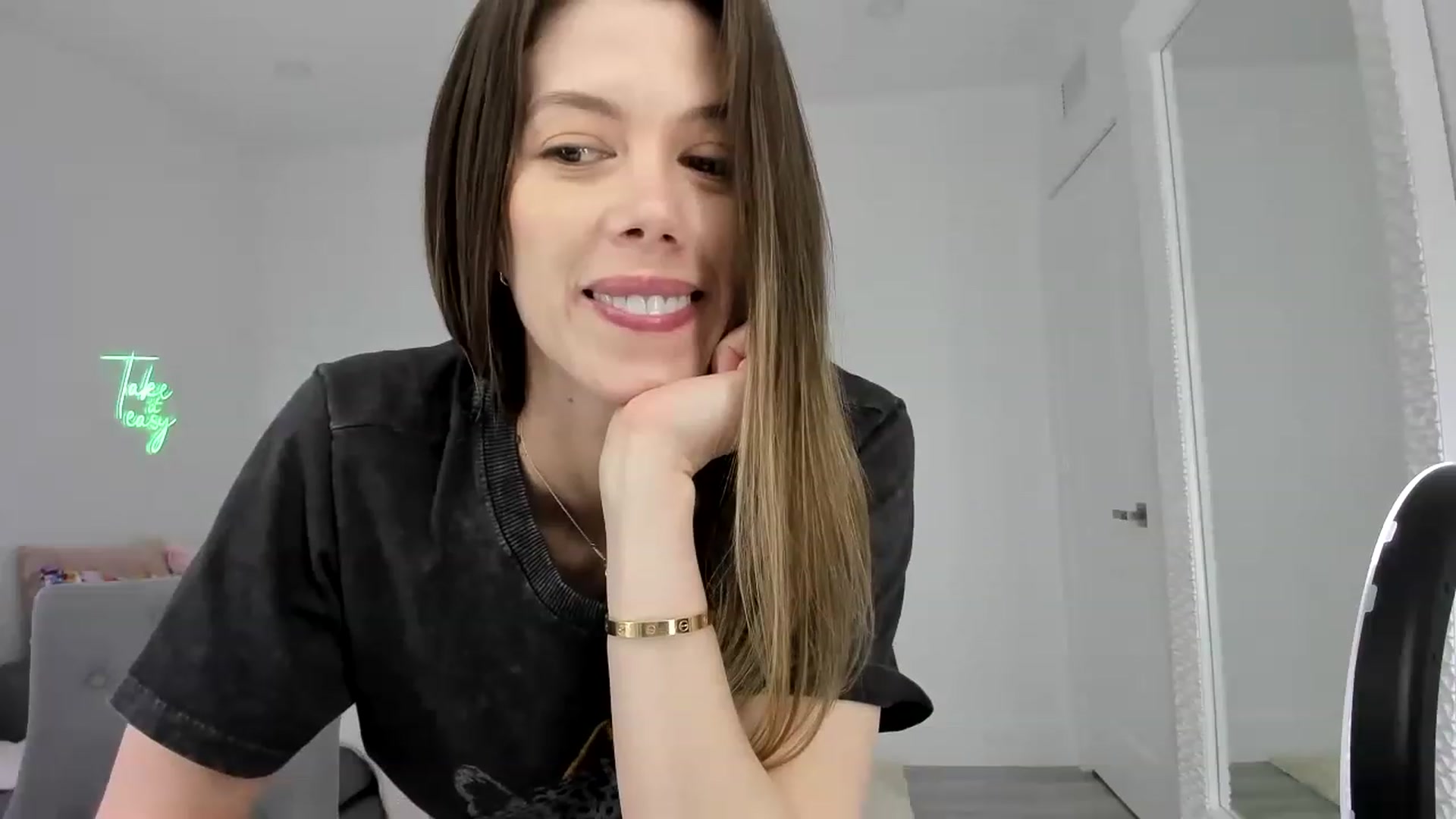 Gallery image thumbnail from APRILX_LOVE's myfreecams stream on, 02/28/2023, 19:18 image 5 of 20