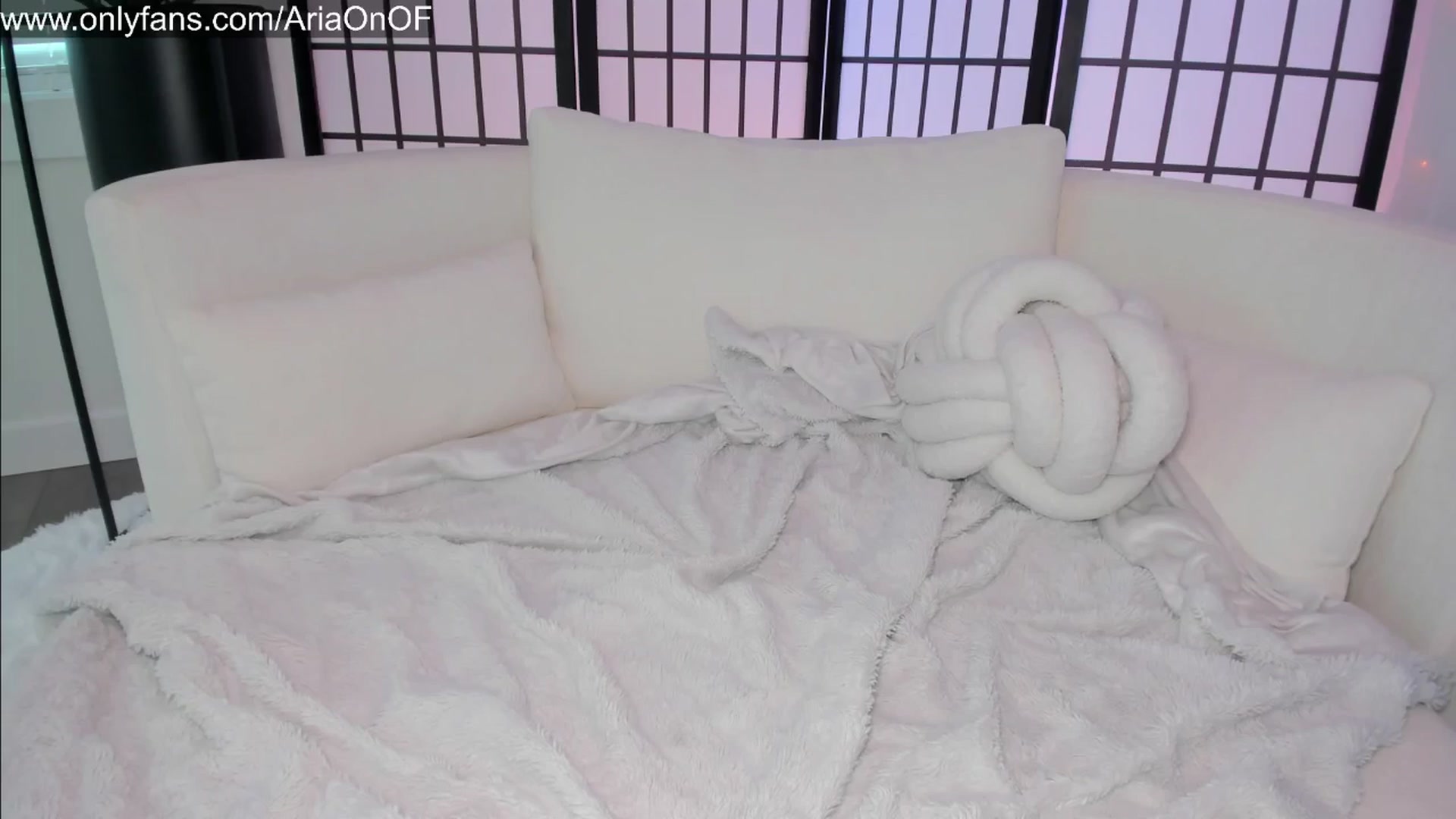 Gallery image thumbnail from ARIAllure's myfreecams stream on, 08/11/2025, 24:37 image 18 of 20
