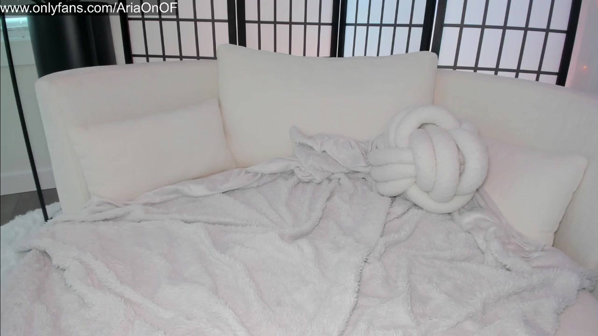 Gallery image thumbnail from ARIAllure's myfreecams stream on, 08/11/2025, 24:37 image 17 of 20