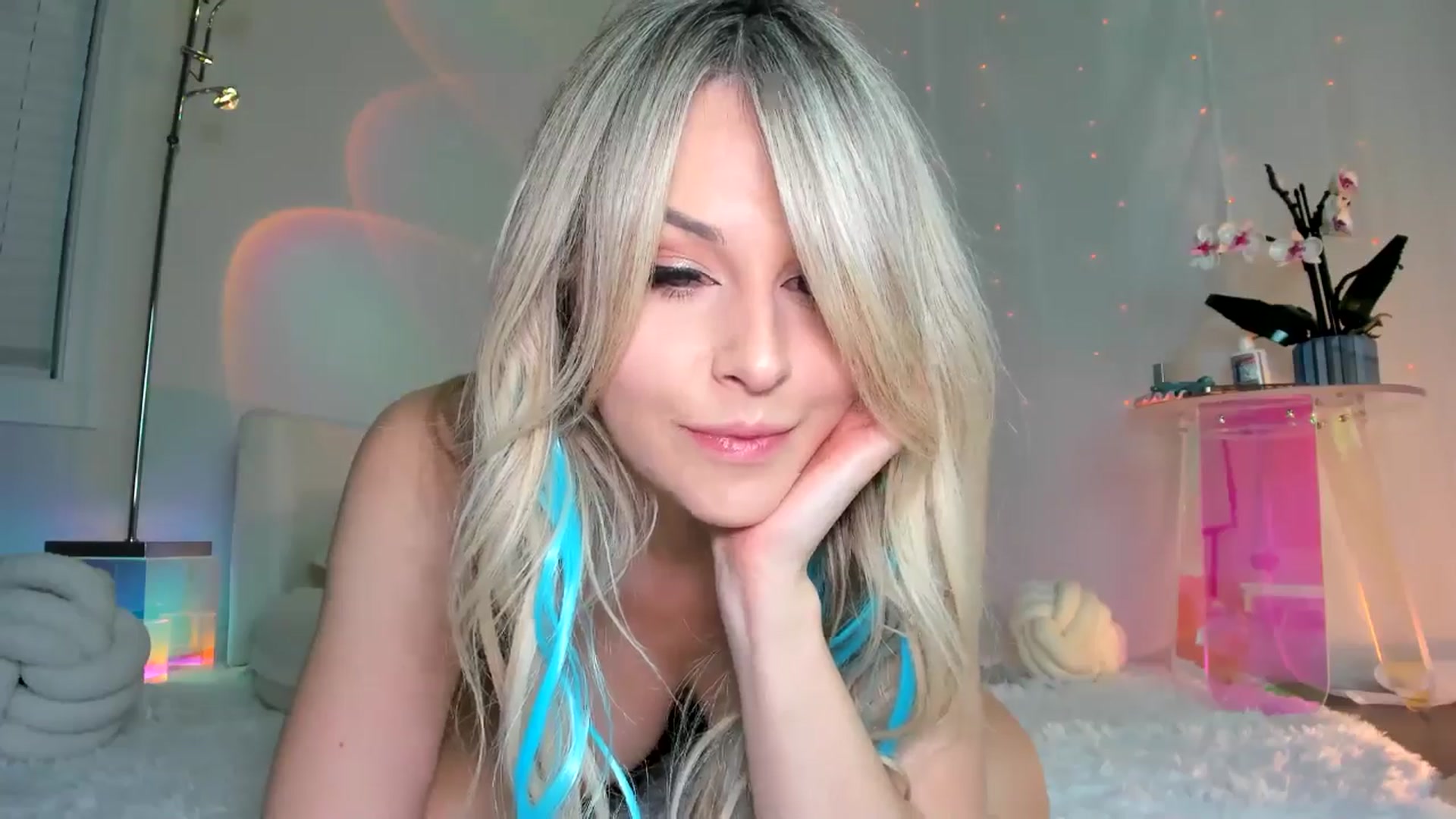 Gallery image thumbnail from ARIAllure's myfreecams stream on, 10/26/2025, 01:41 image 10 of 20
