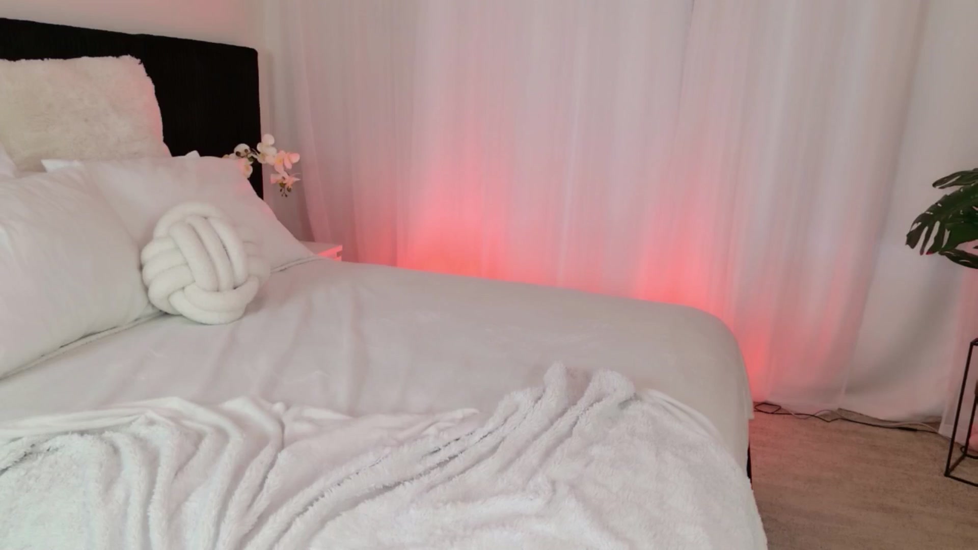Gallery image thumbnail from ARIAllure's myfreecams stream on, 04/11/2026, 03:39 image 10 of 20