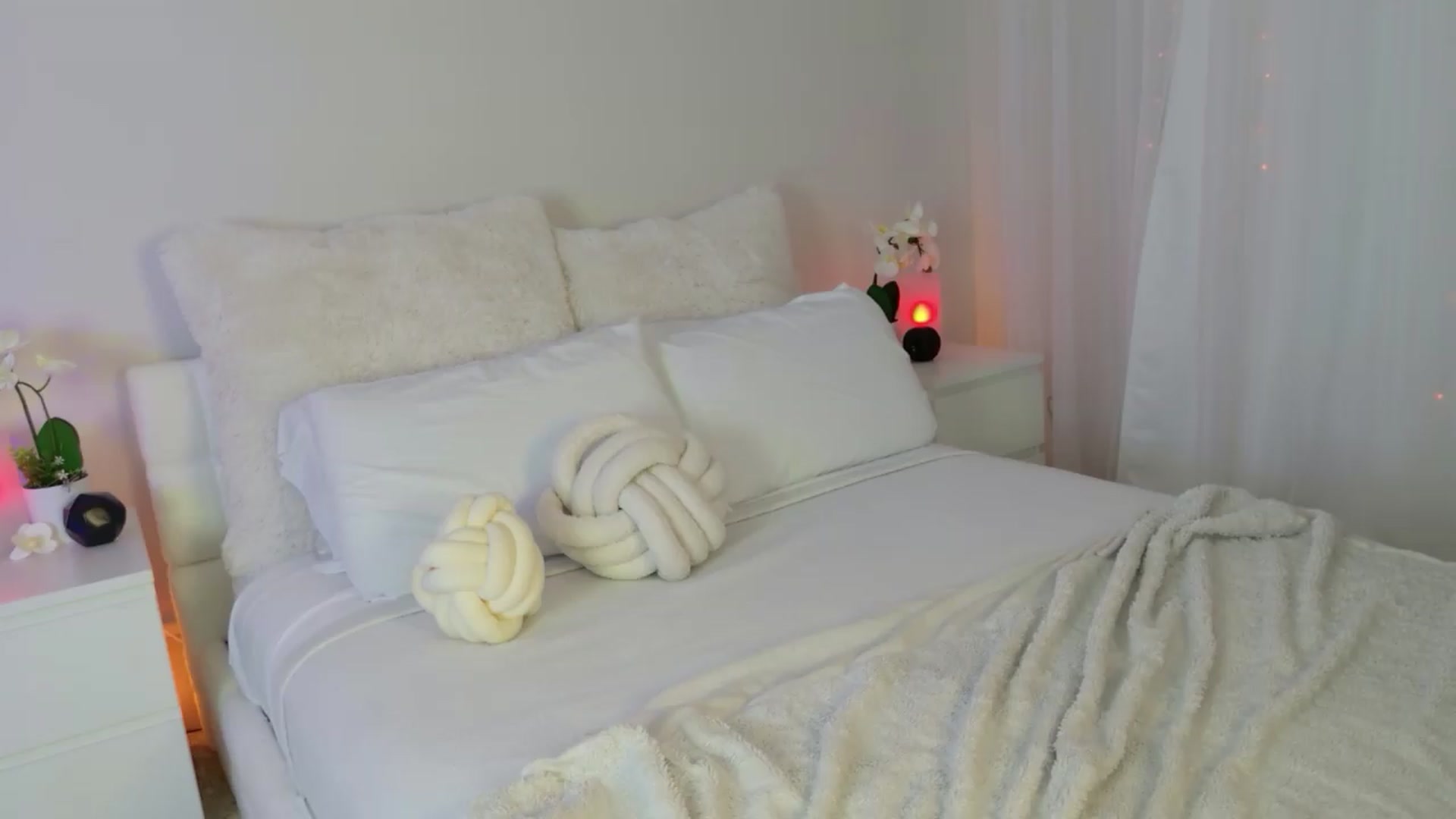 Gallery image thumbnail from ARIAllure's myfreecams stream on, 08/12/2026, 03:07 image 4 of 20