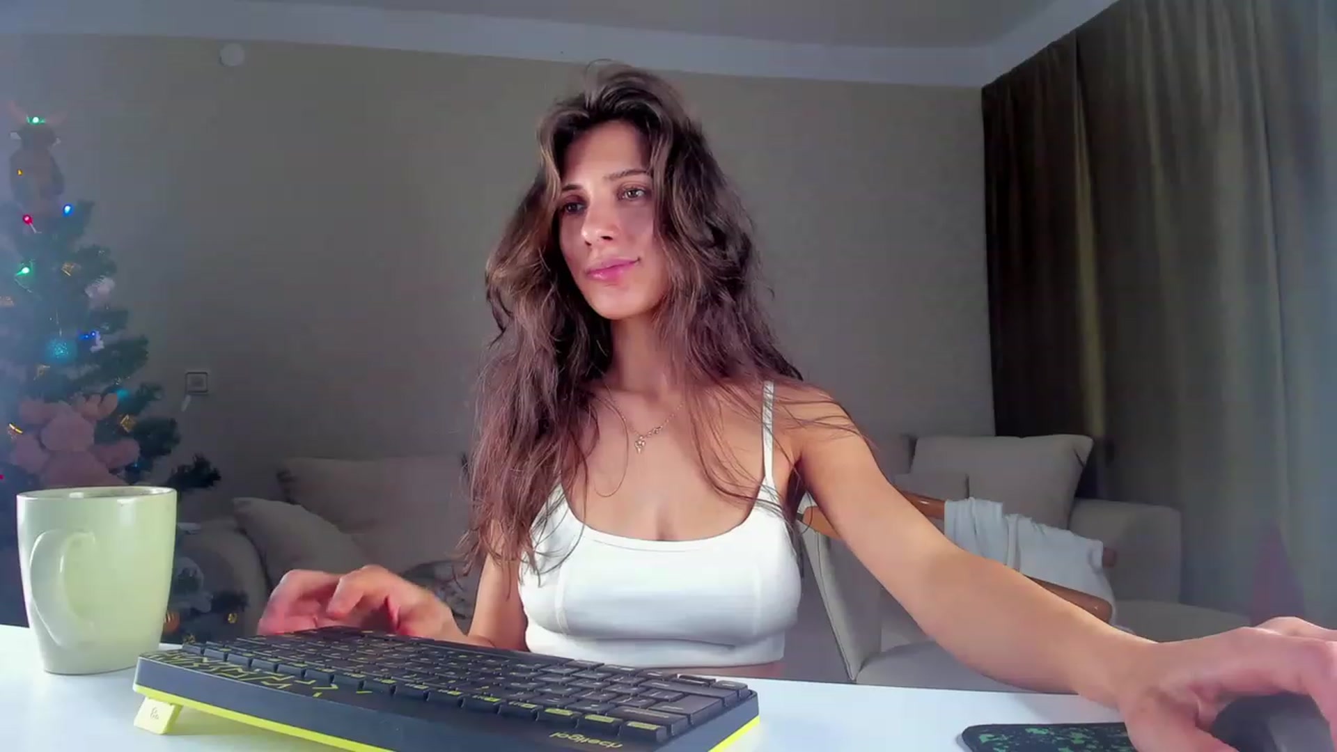 Gallery image thumbnail from A__N__A's myfreecams stream on, 12/13/2022, 01:49 image 16 of 20