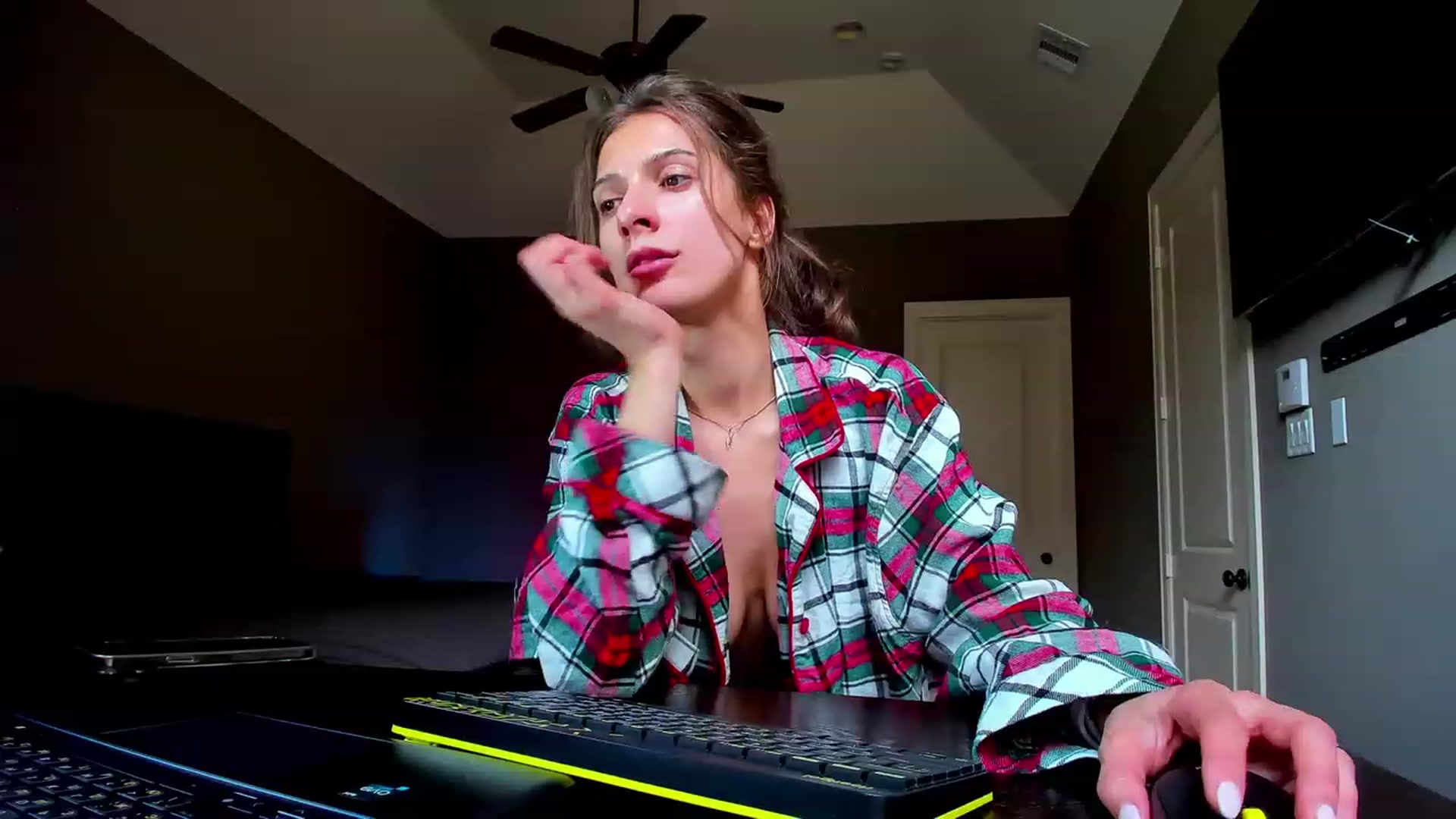 Gallery image thumbnail from A__N__A's myfreecams stream on, 05/08/2023, 18:51 image 18 of 20