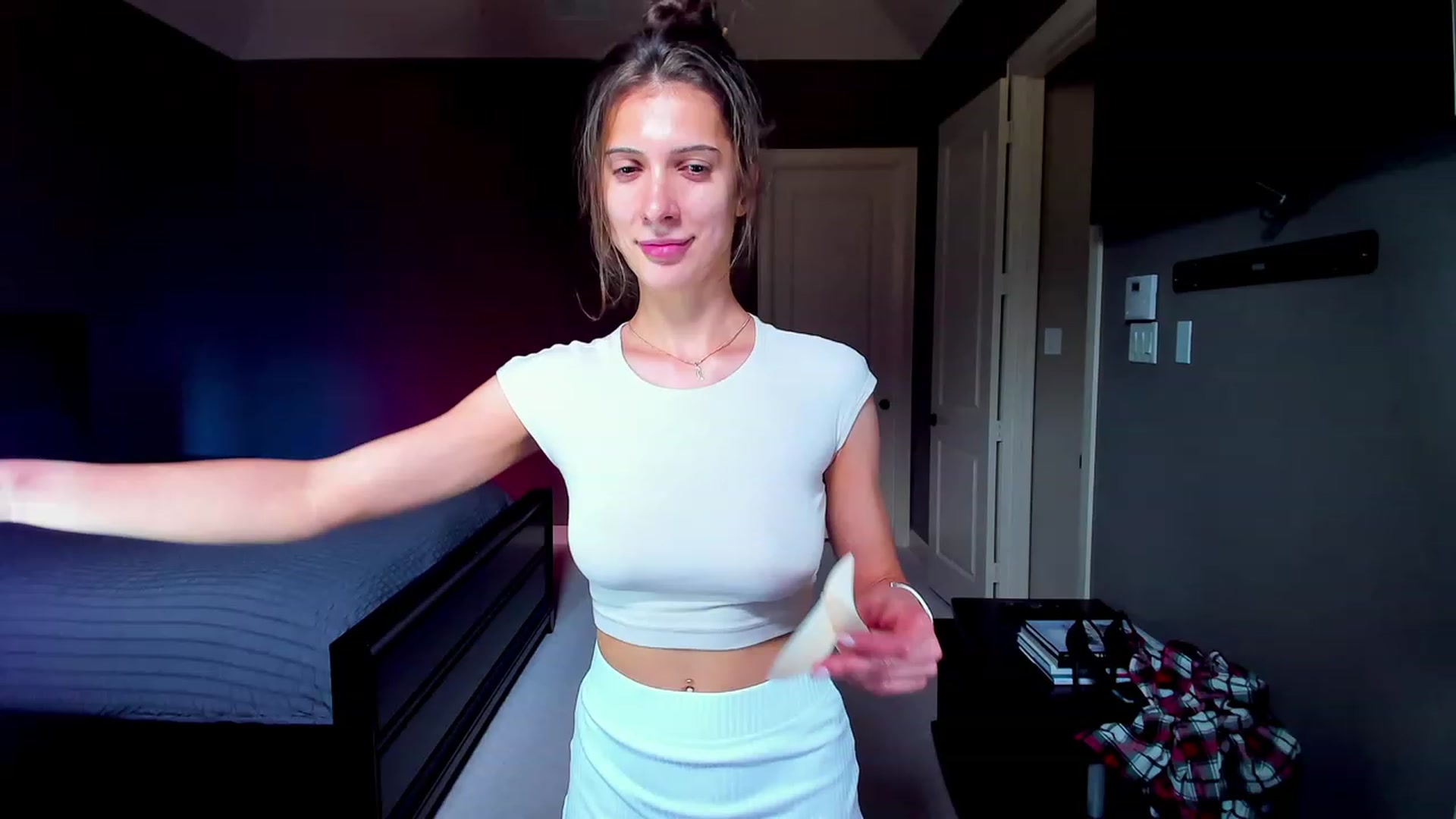 Gallery image thumbnail from A__N__A's myfreecams stream on, 05/08/2023, 20:24 image 16 of 20