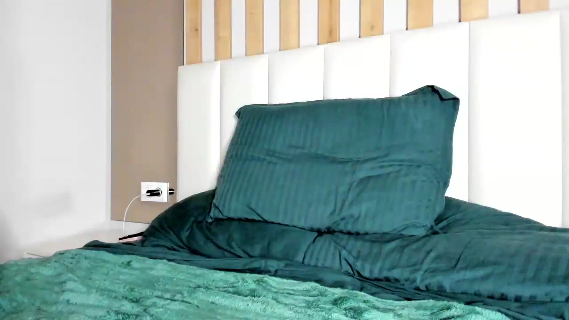 Gallery image thumbnail from A__traveler's myfreecams stream on, 08/03/2025, 19:56 image 2 of 20