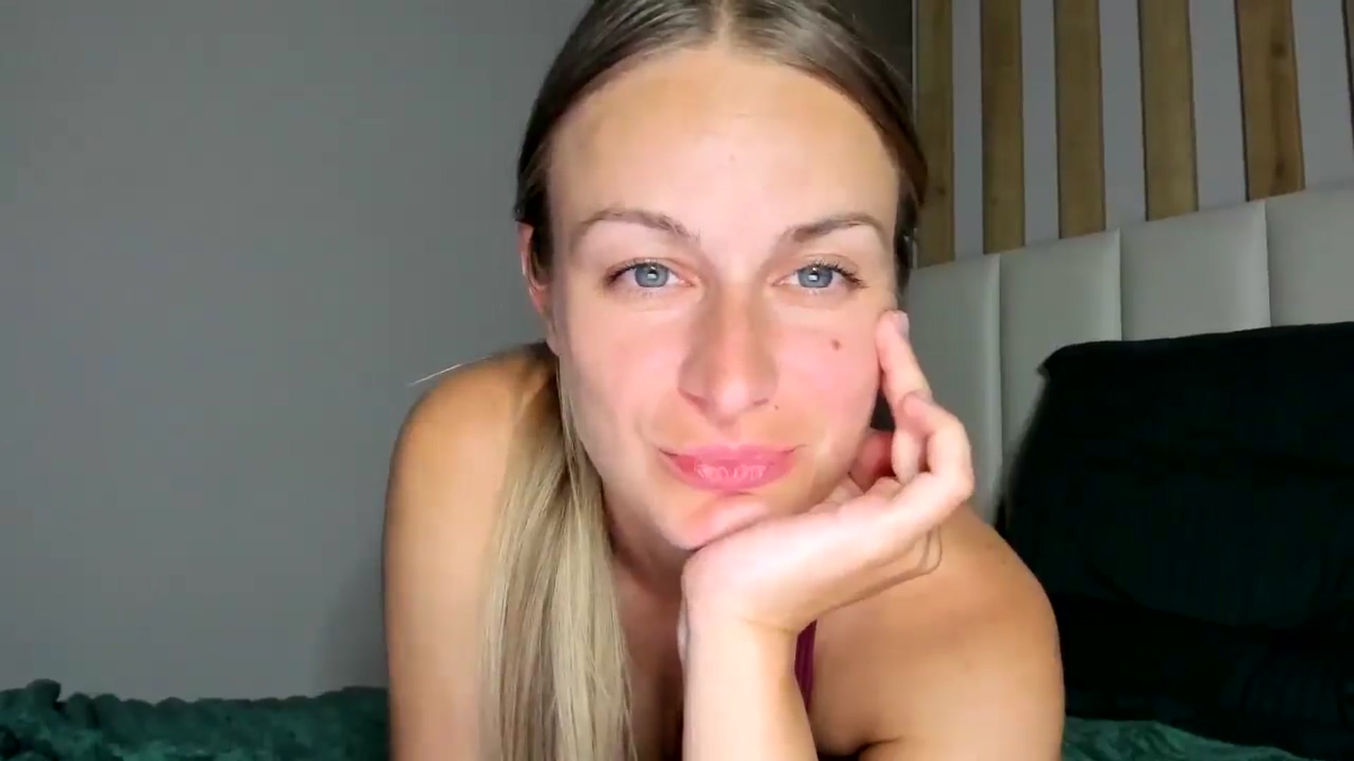 Gallery image thumbnail from A__traveler's myfreecams stream on, 08/03/2025, 19:56 image 13 of 20