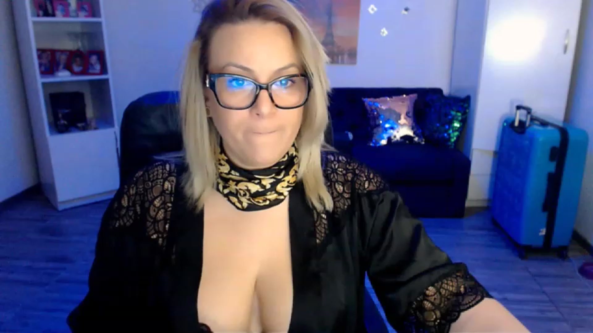 Gallery image thumbnail from A_baby_Boo's myfreecams stream on, 12/01/2022, 18:57 image 12 of 20